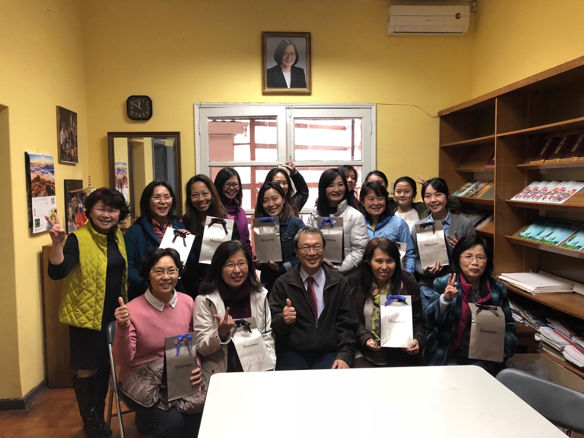 陳大使夫婦與聖地牙哥中文學校老師合影