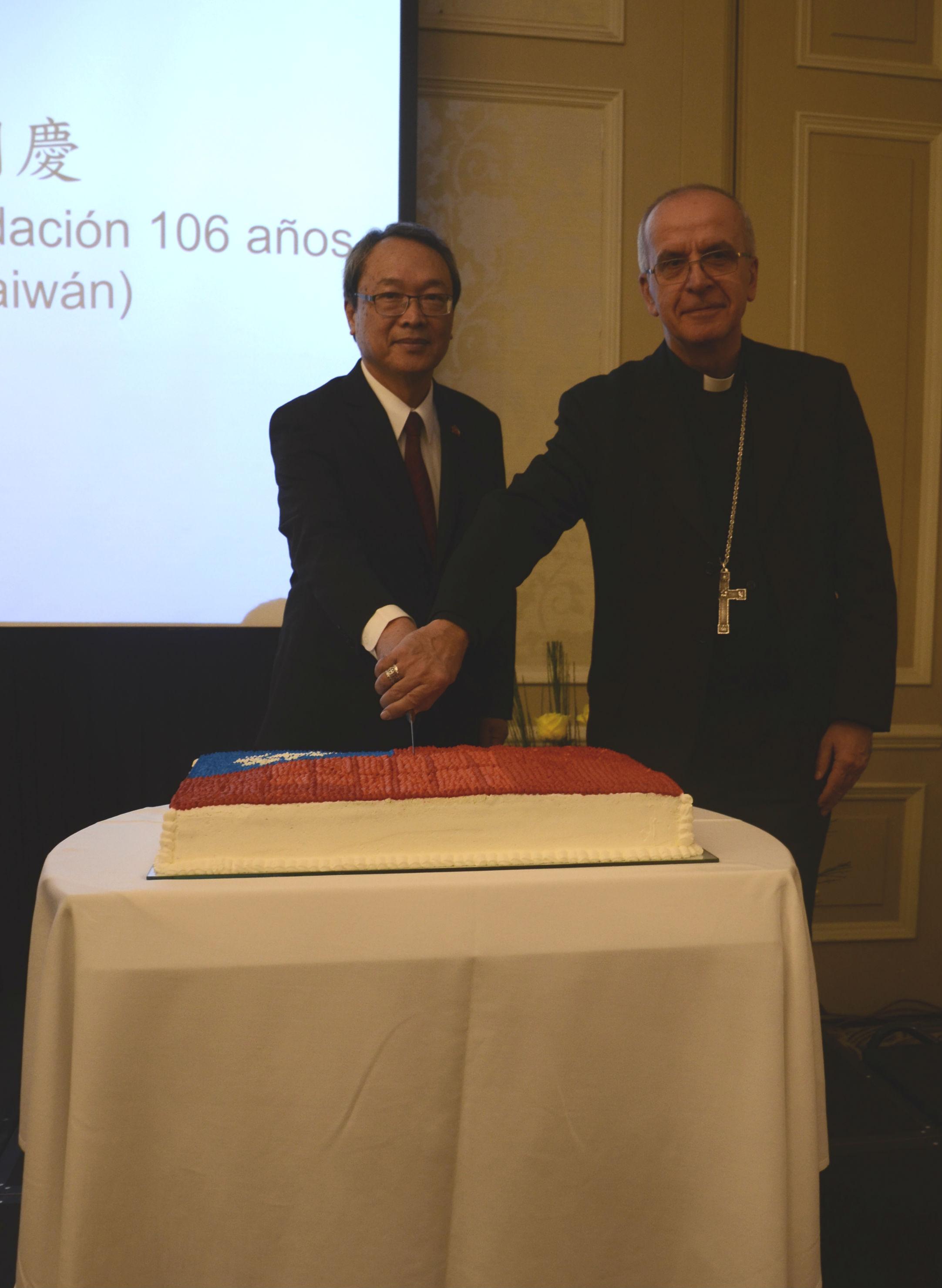 陳大使與使節團團長共同切蛋糕