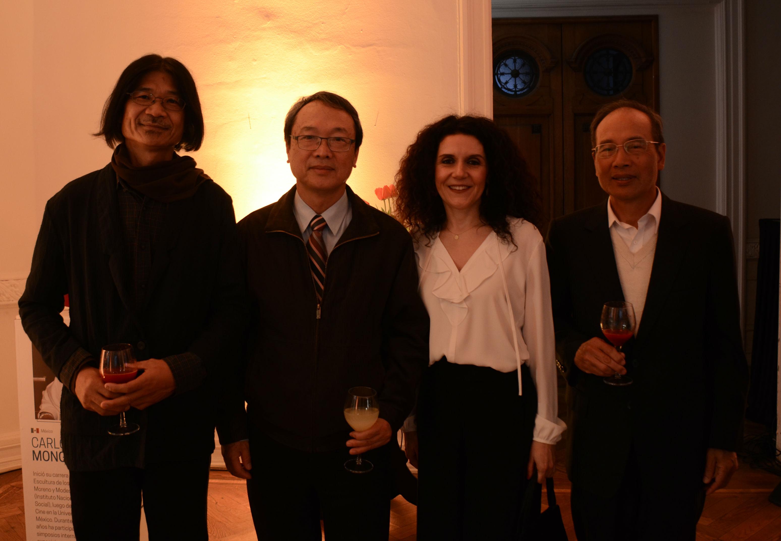 陳新東大使（左二）與蔡文慶老師（左一）及市政府文化基金會節目督導Francisca Rivera（右二）合影。