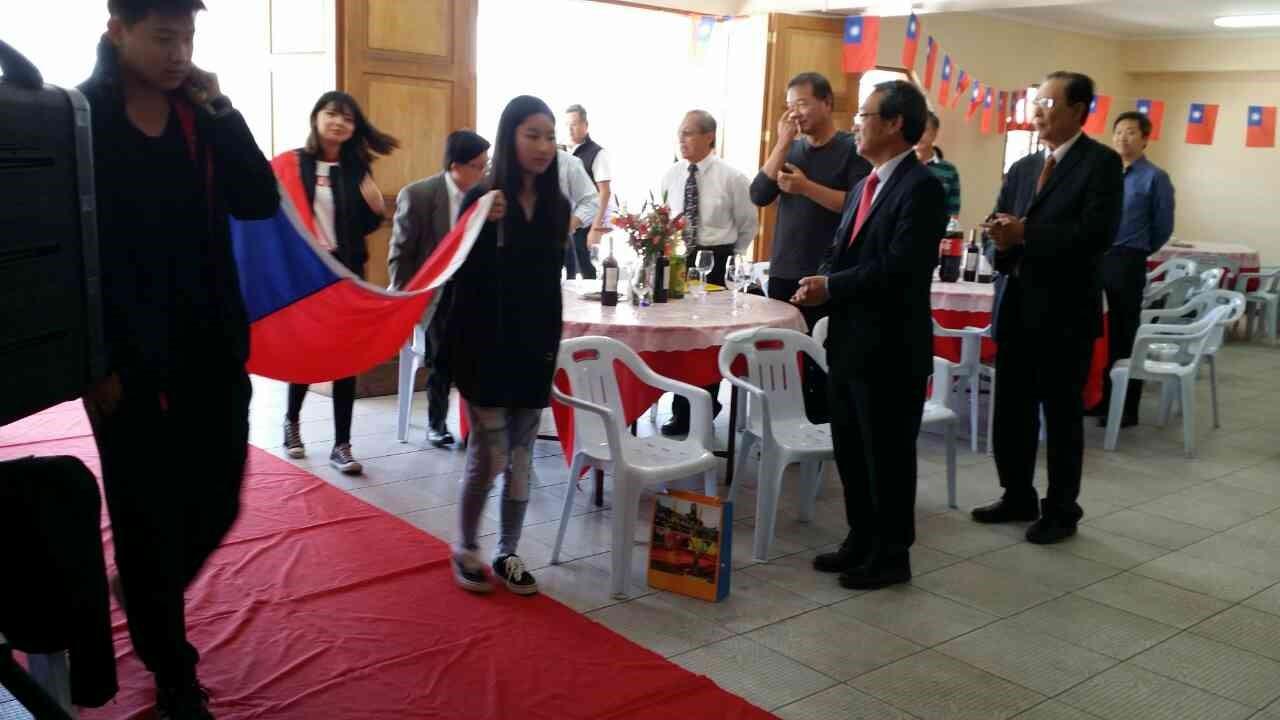 僑胞子弟護送國旗進場