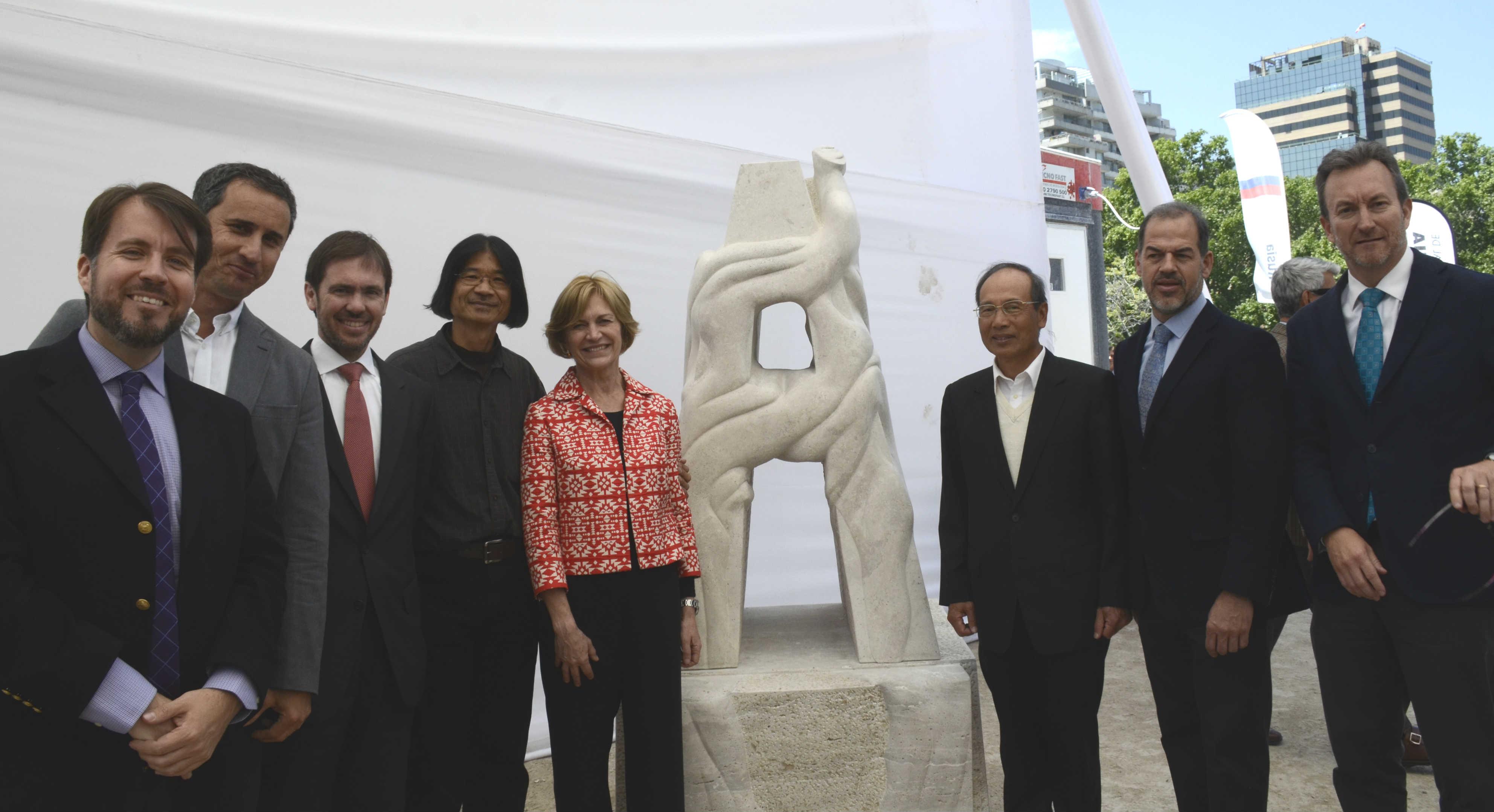 Providencia市長Evelyn Matthei（左5）、蔡文慶老師（左4）、"我們的公園集團"總裁Rafael Vergara（左3）及節目名主持人Rodrigo Guendelman（左2）