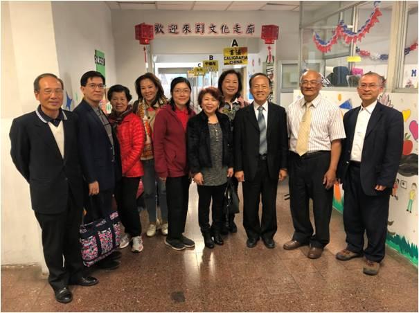 陳大使夫人（圖中）、王玉妮校長（左五）、李訓銘委員夫婦（右三、右四）、李金益董事長（右二）