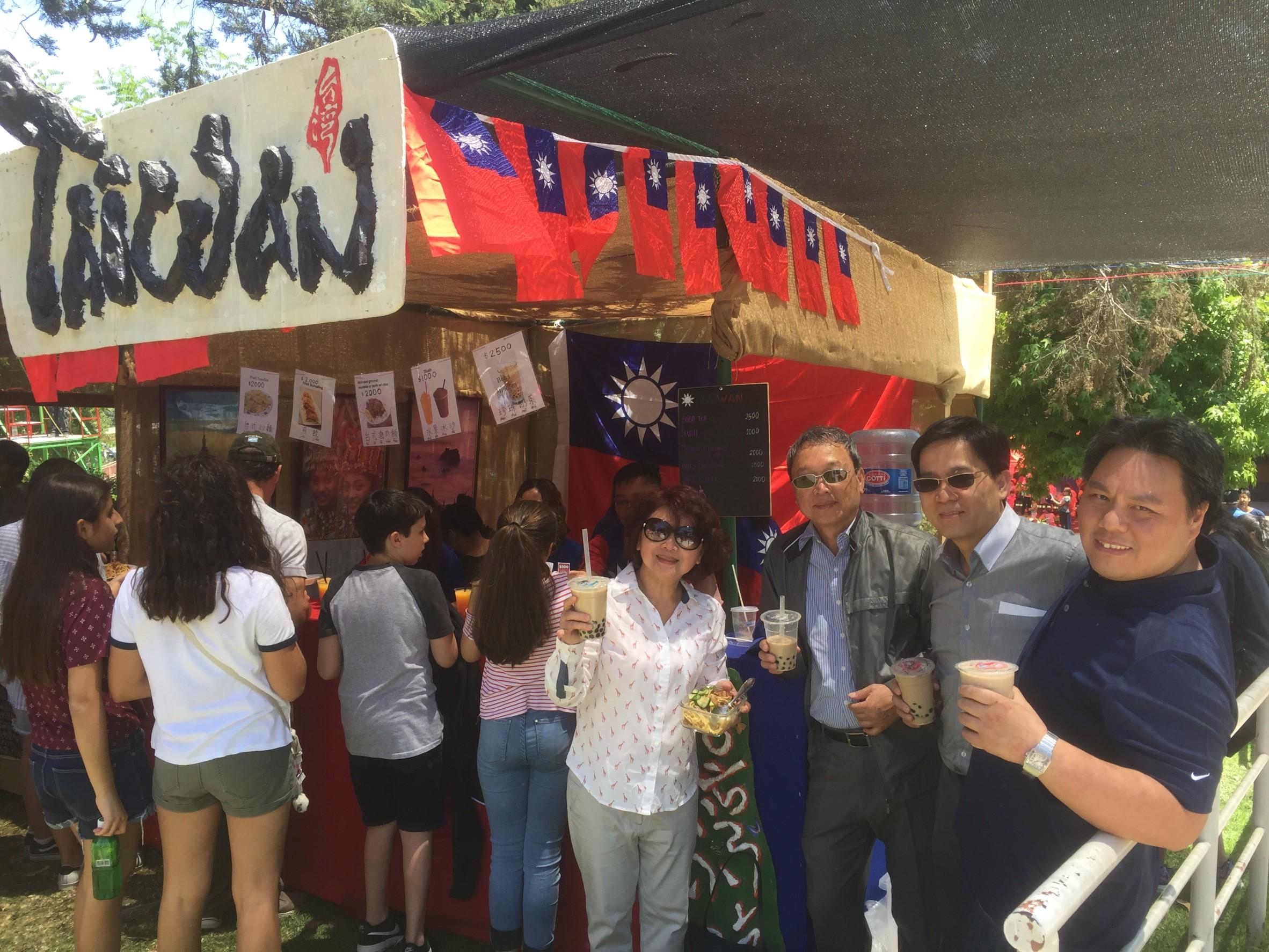 陳新東大使夫婦(前排左一、左二)與學生家長