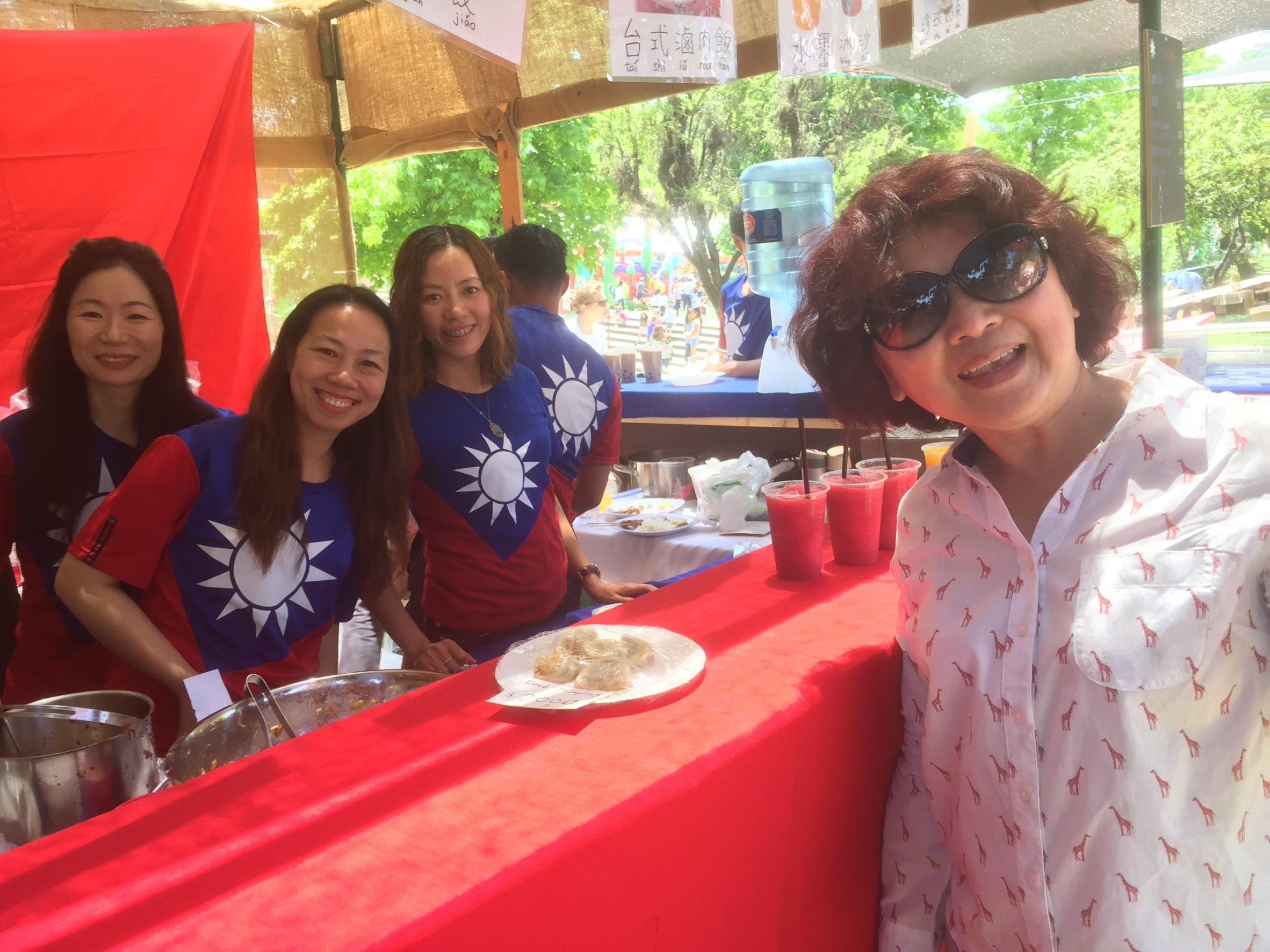 陳大使夫人(右一)與學生家長