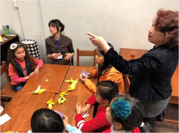 陳大使夫人與摺紙教室小朋友互動