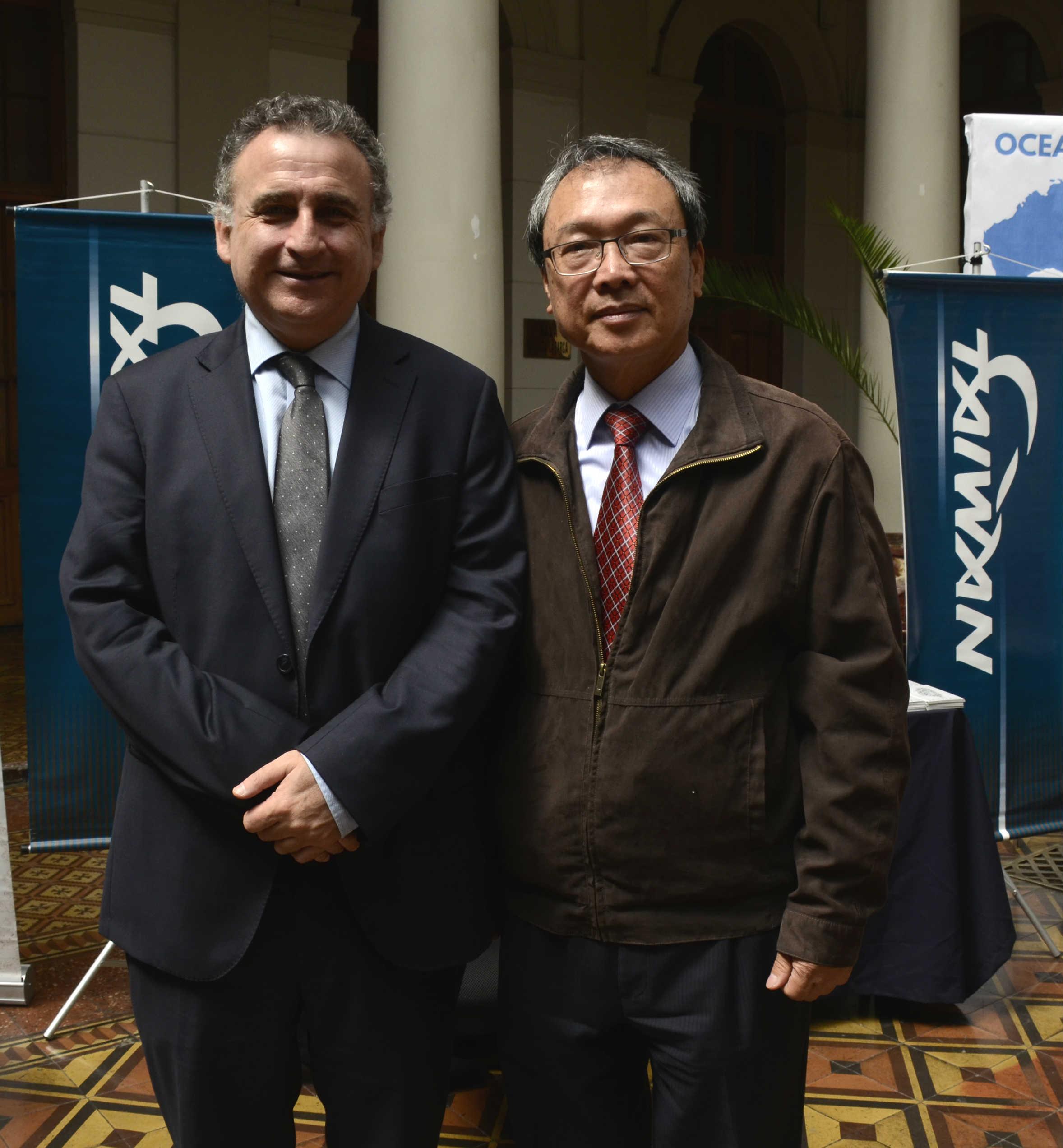 陳大使與智利大學副校長Rafael Epstein Numhauser合影
