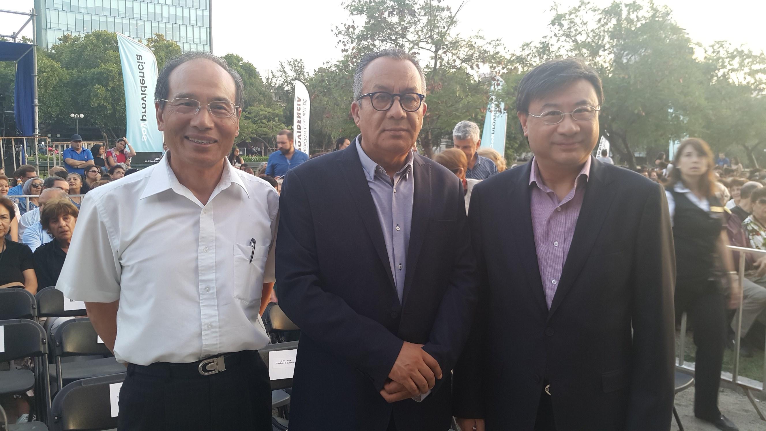 王組長、林副組長與普市文化基金會執行長Manuel Ahumada在表演現場合影