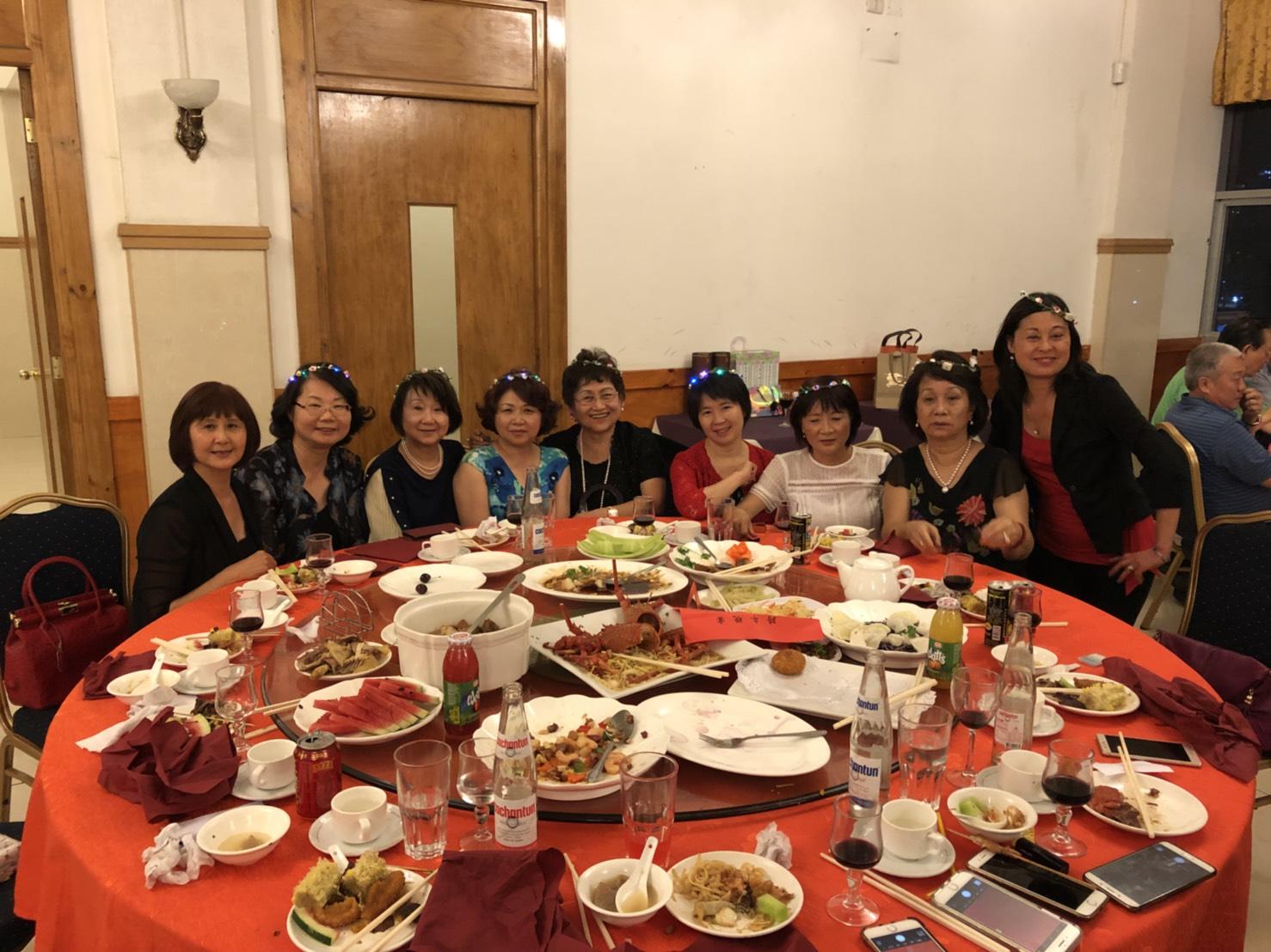 陳大使夫人(圖左四)與僑領夫人等合影