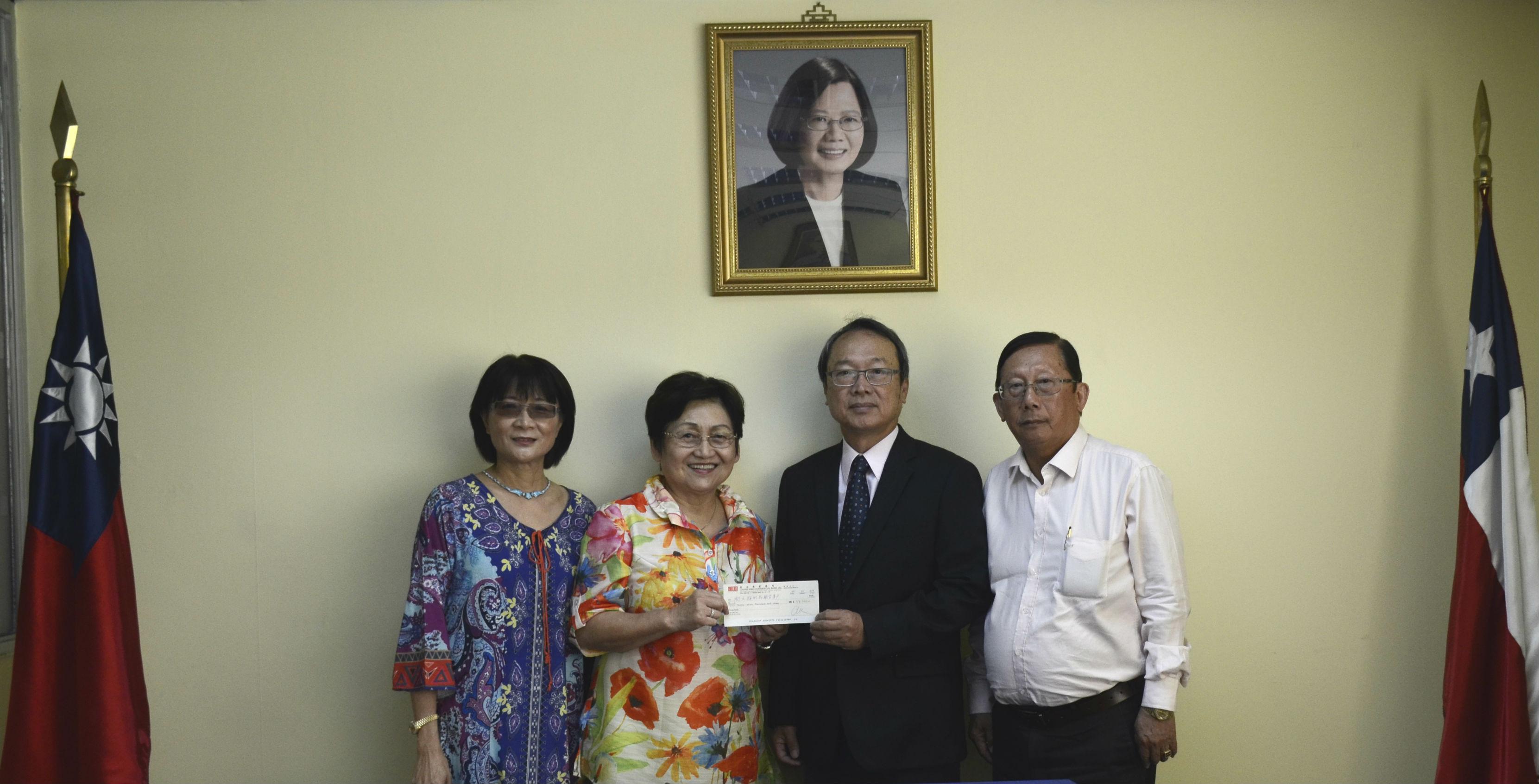 聖地牙哥僑聯總會管理委員會副主任委員高主仁夫婦及智利臺商會長曹秀鄉將花蓮地震捐款支票面交陳新東大使