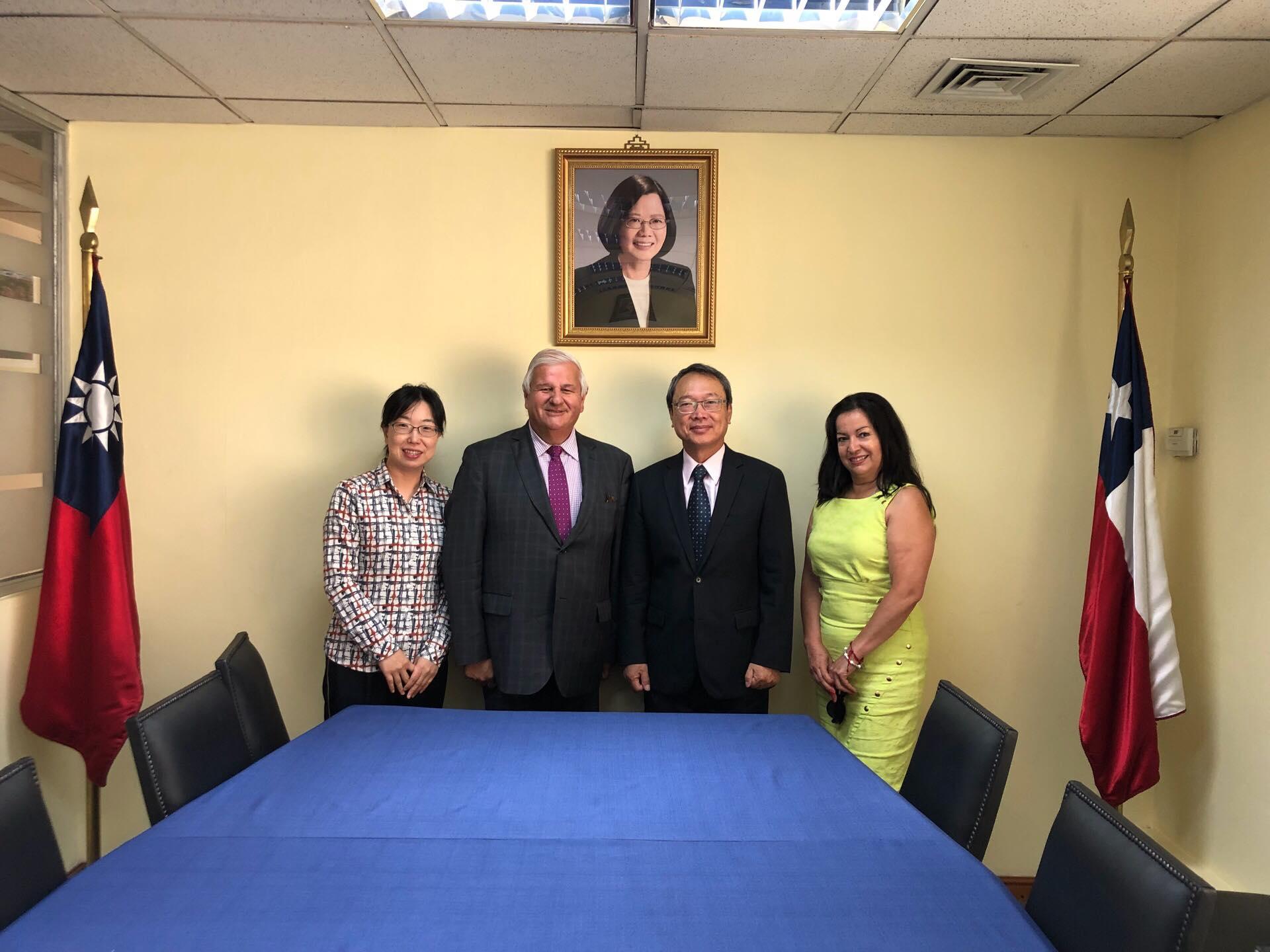 本處陳大使新東與智利天然玫瑰果油COESAM集團總裁Carlos Amín(左二)合影