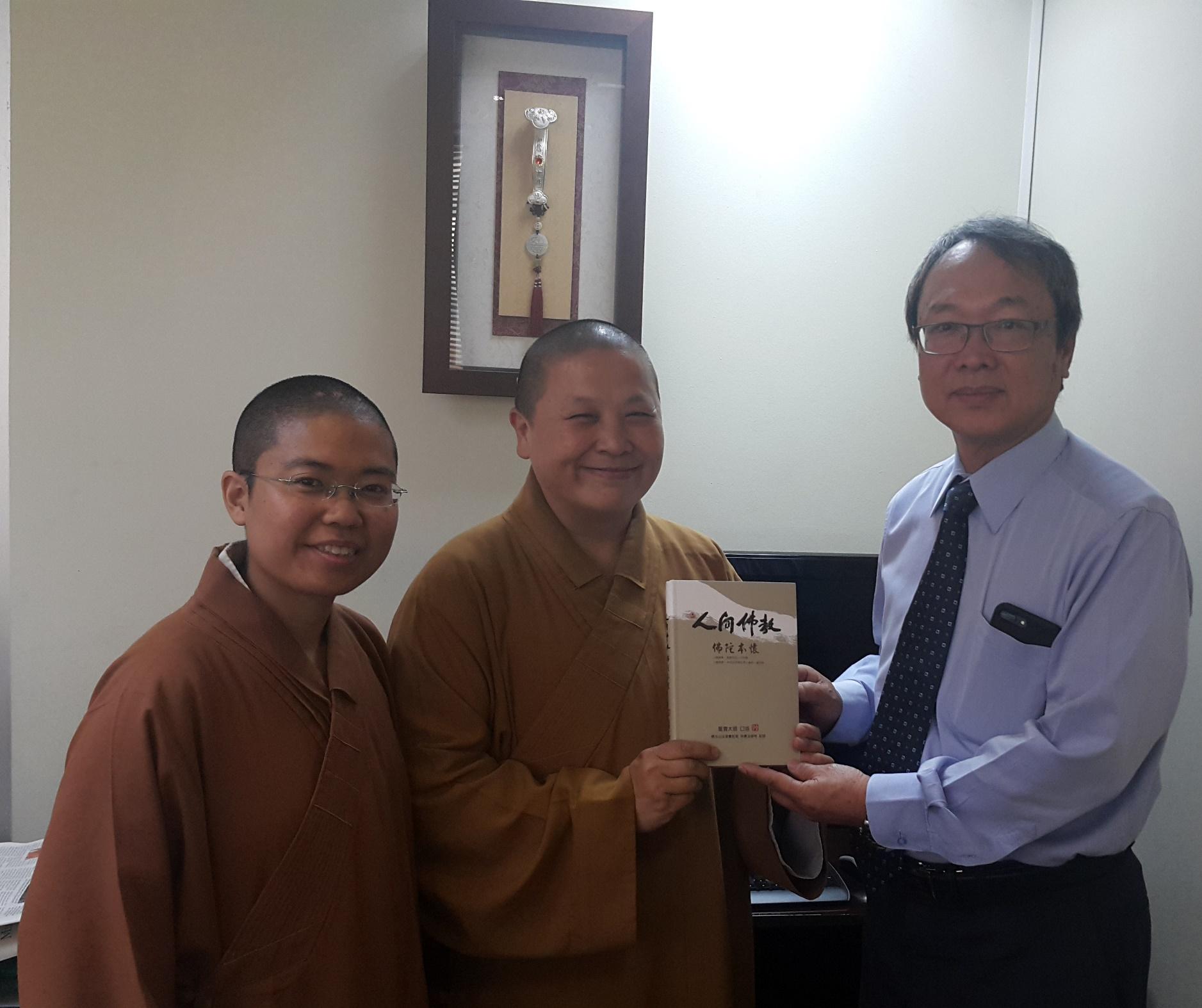 有光法師(中)、有尚法師(左)與陳大使合影
