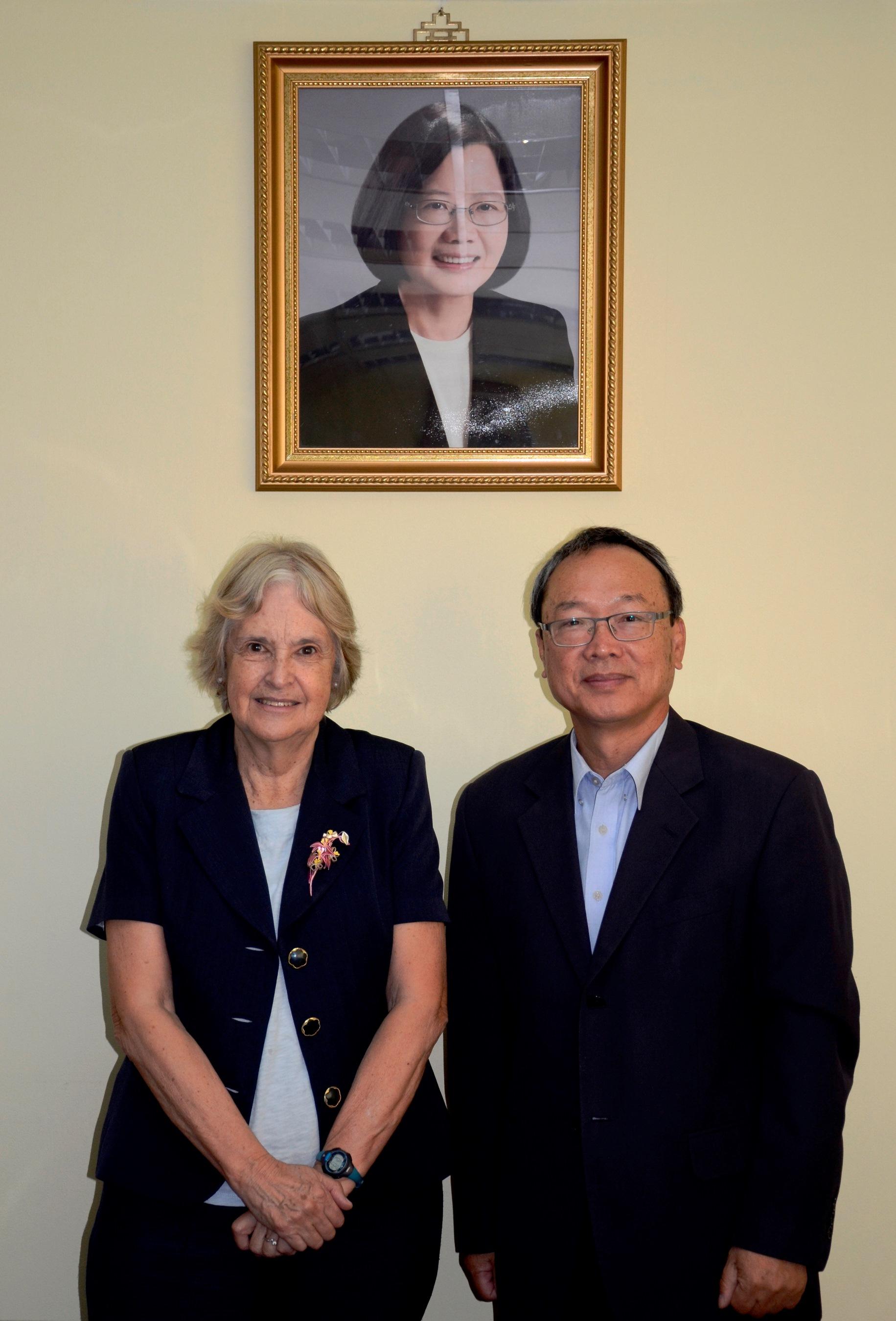 Julia Martínez副會長與陳大使合影