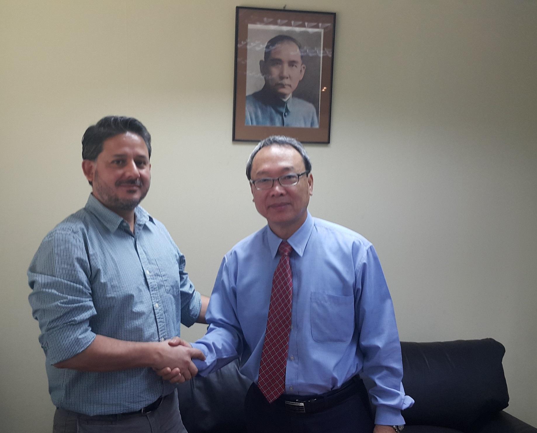  Alarcón主編與陳大使合影