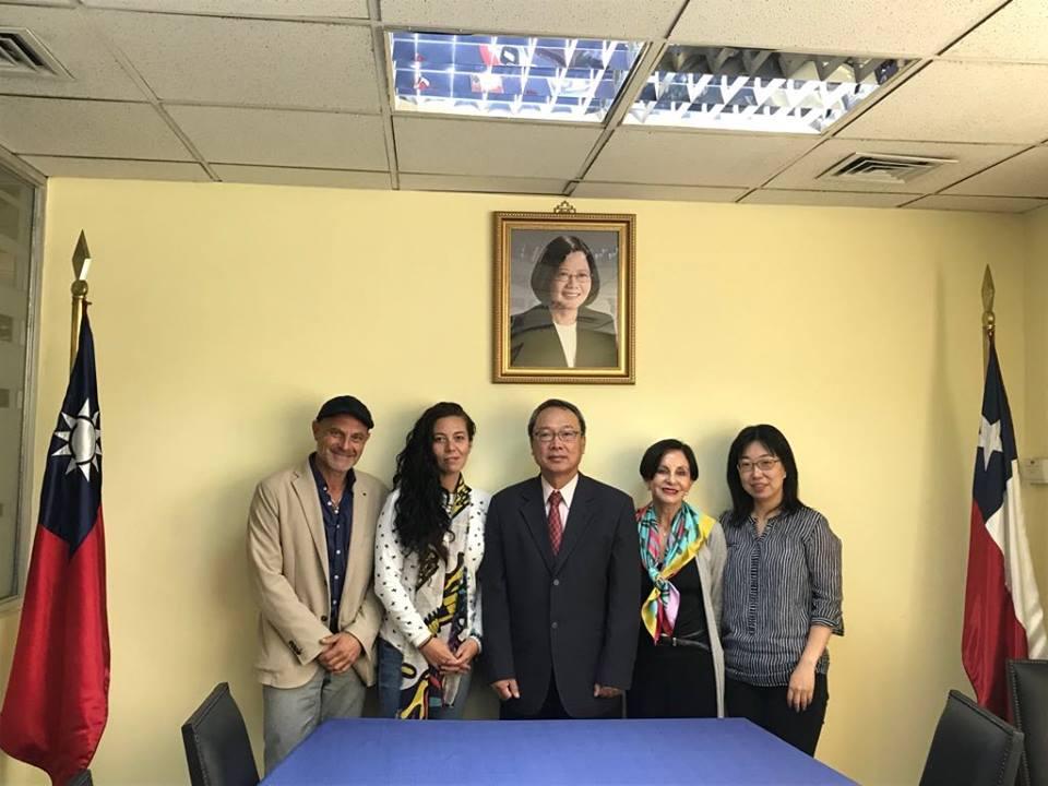 本處陳新東大使與智利「2018台中世界花卉博覽會」國際庭園競賽參賽團隊Mauricio Allelara(左一)、Pilar Cases(左二)及Elena Sabbagh(右二)合影