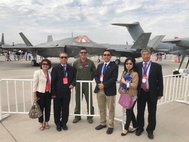 陳大使夫婦偕駐處同仁參觀2018年FIDAE