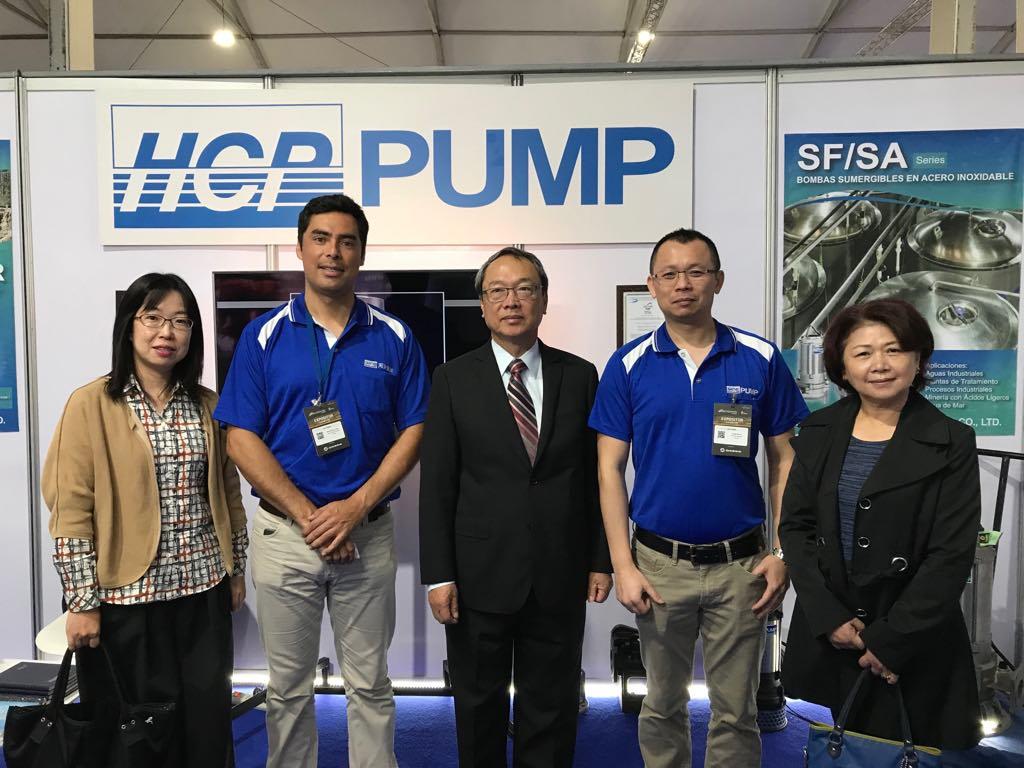 陳新東大使與來智參加EXPOMIN之我國廠商HCP河見電機工業公司代表於廠商攤位合影