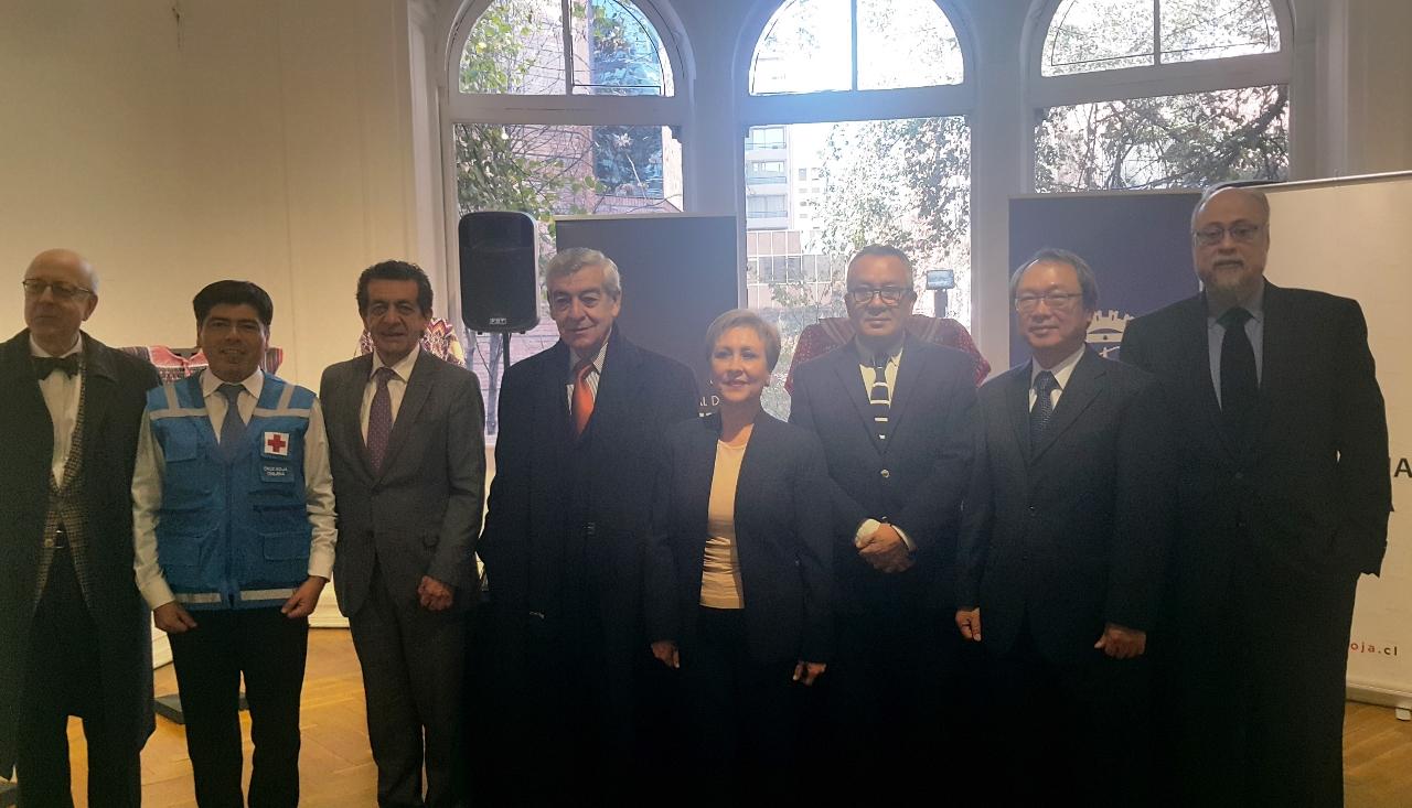 陳新東大使與參加記者會貴賓及各國大使合影(左四智利外交部次長Alfonso Silva)