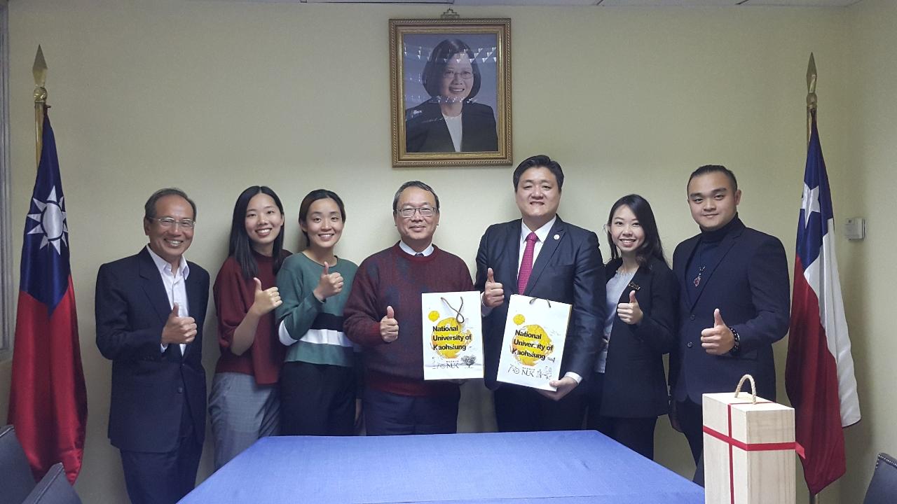 陳大使(圖左二)與國立高雄大學訪問團合影