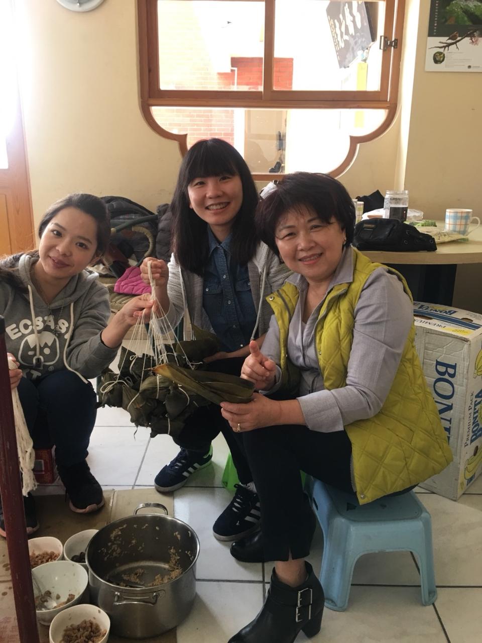 陳大使夫人和僑胞一起包粽子