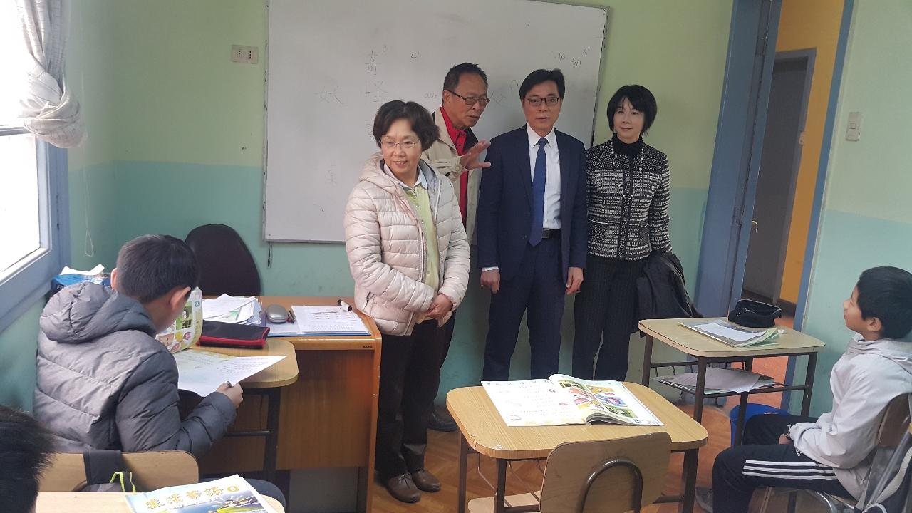 楊校長陪同溫代表夫婦參觀上課情形