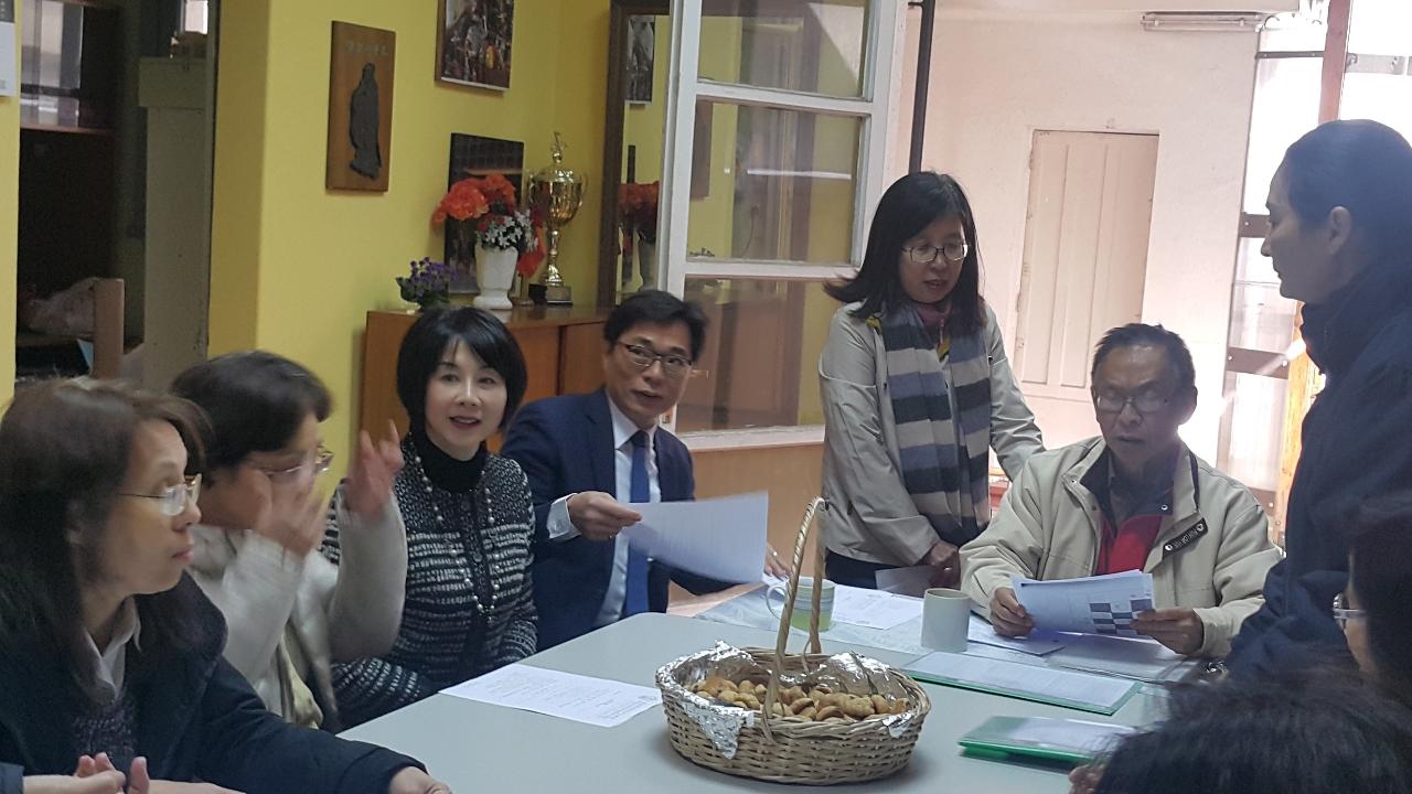 溫代表夫婦出席校務會議並帶來親手做的西點與老師分享