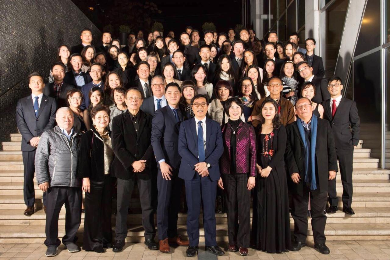 溫代表曜禎夫婦與僑領及青年會會員合影