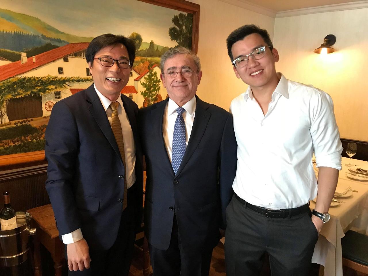 溫代表與ACTI理事長Raúl Ciudad de la Cruz(中)合影