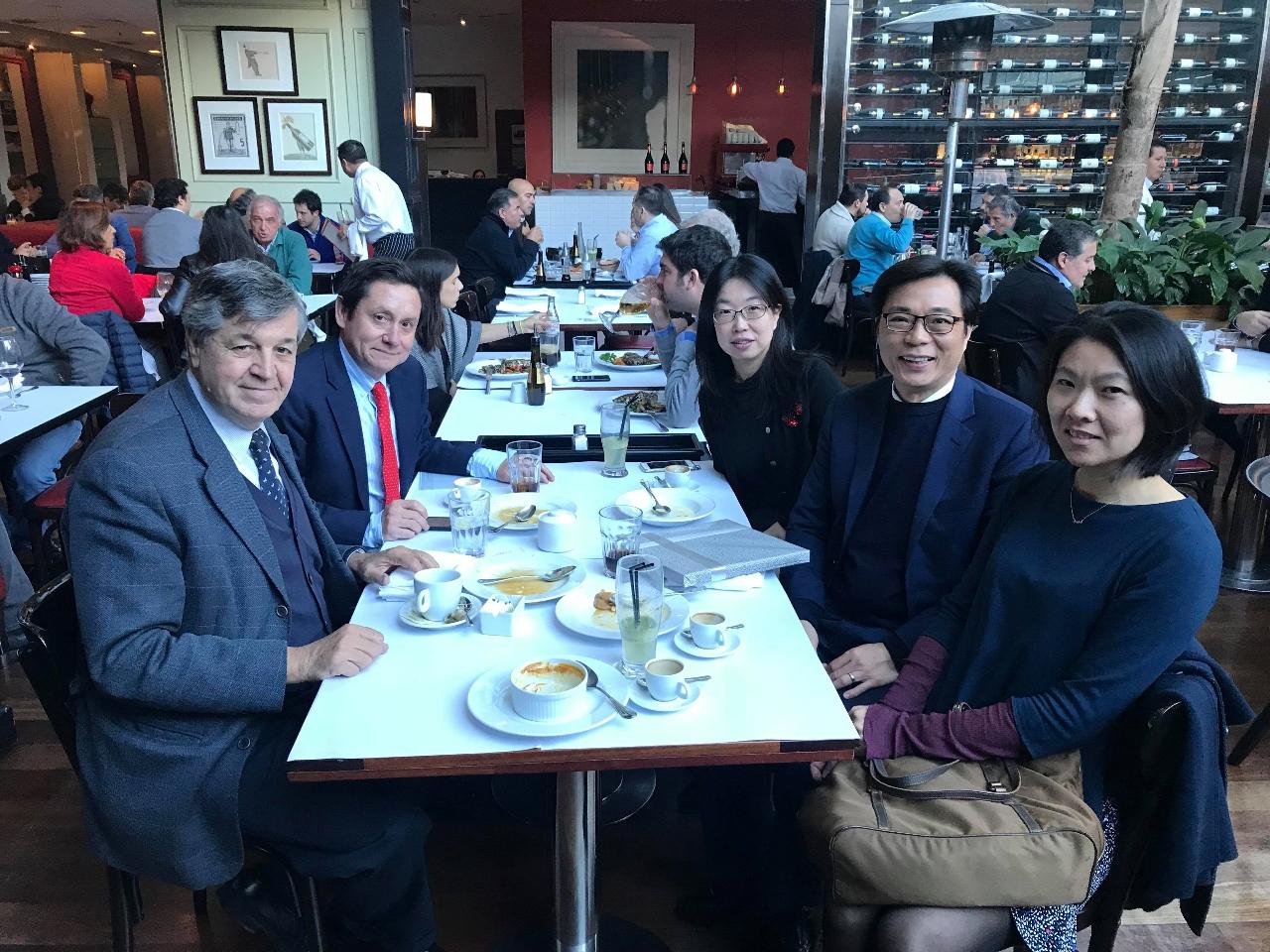 溫代表與AEOEX理事長Ronald Bown(前排左一)及總經理Miguel Canala合影