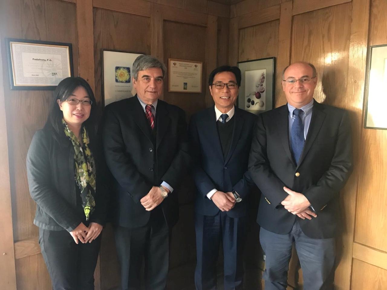 本處溫曜禎代表(右二)與智利水果生產商聯盟新任理事長Jorge Valenzuela（右一）及總經理Juan Carlos Sepúlveda（左二）合影。