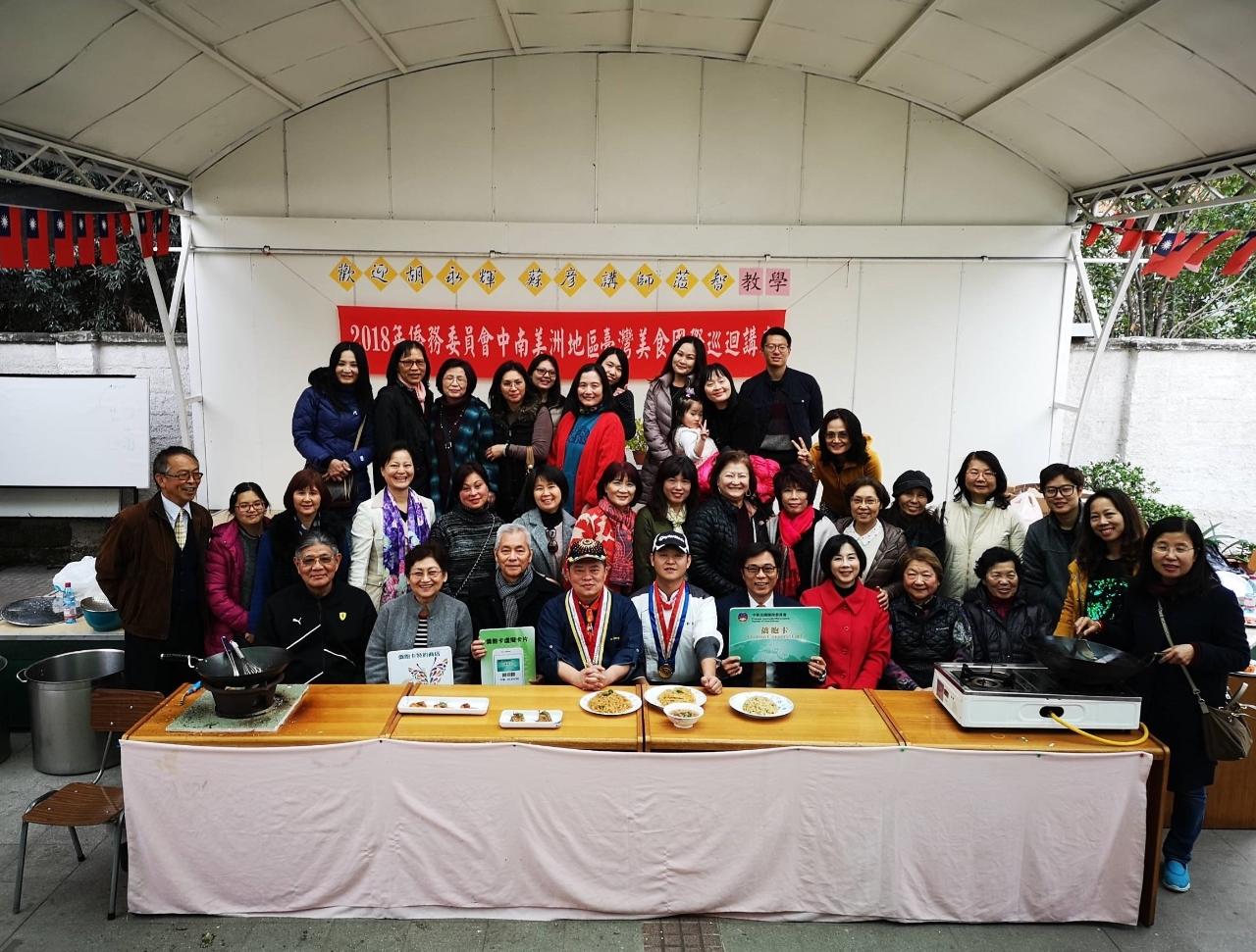 溫代表夫婦與僑胞於聖地牙哥中文學校美食講座後合影