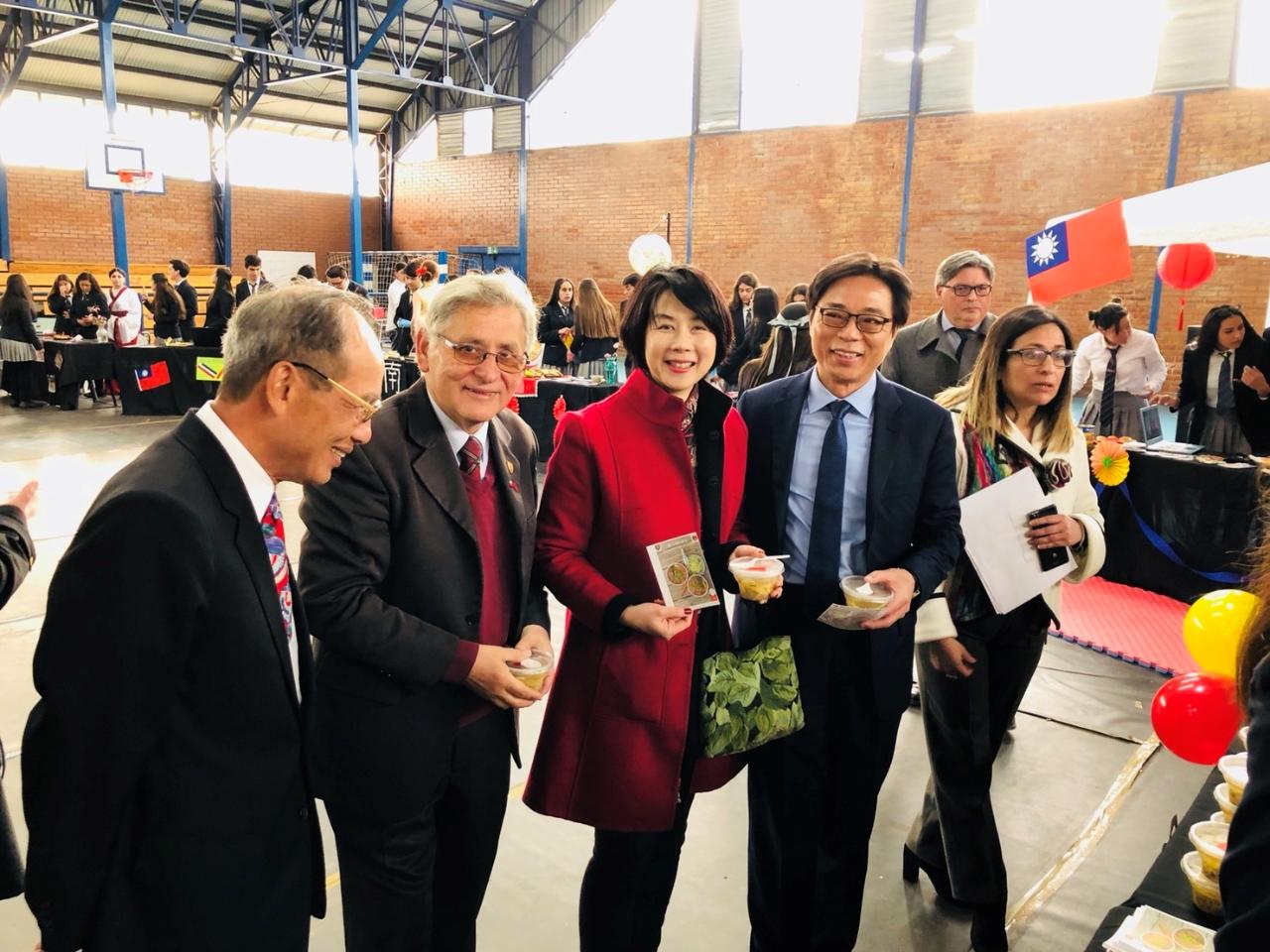 溫代表夫婦與校長於會場合影