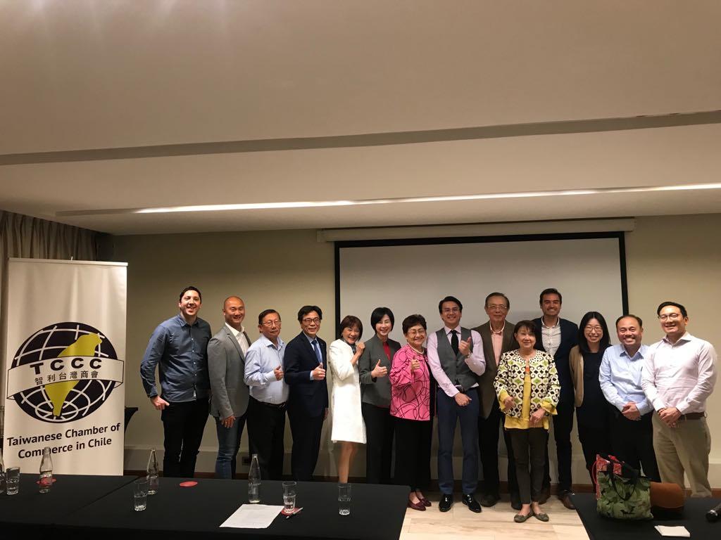 溫代表及臺商會曹會長與講者合影