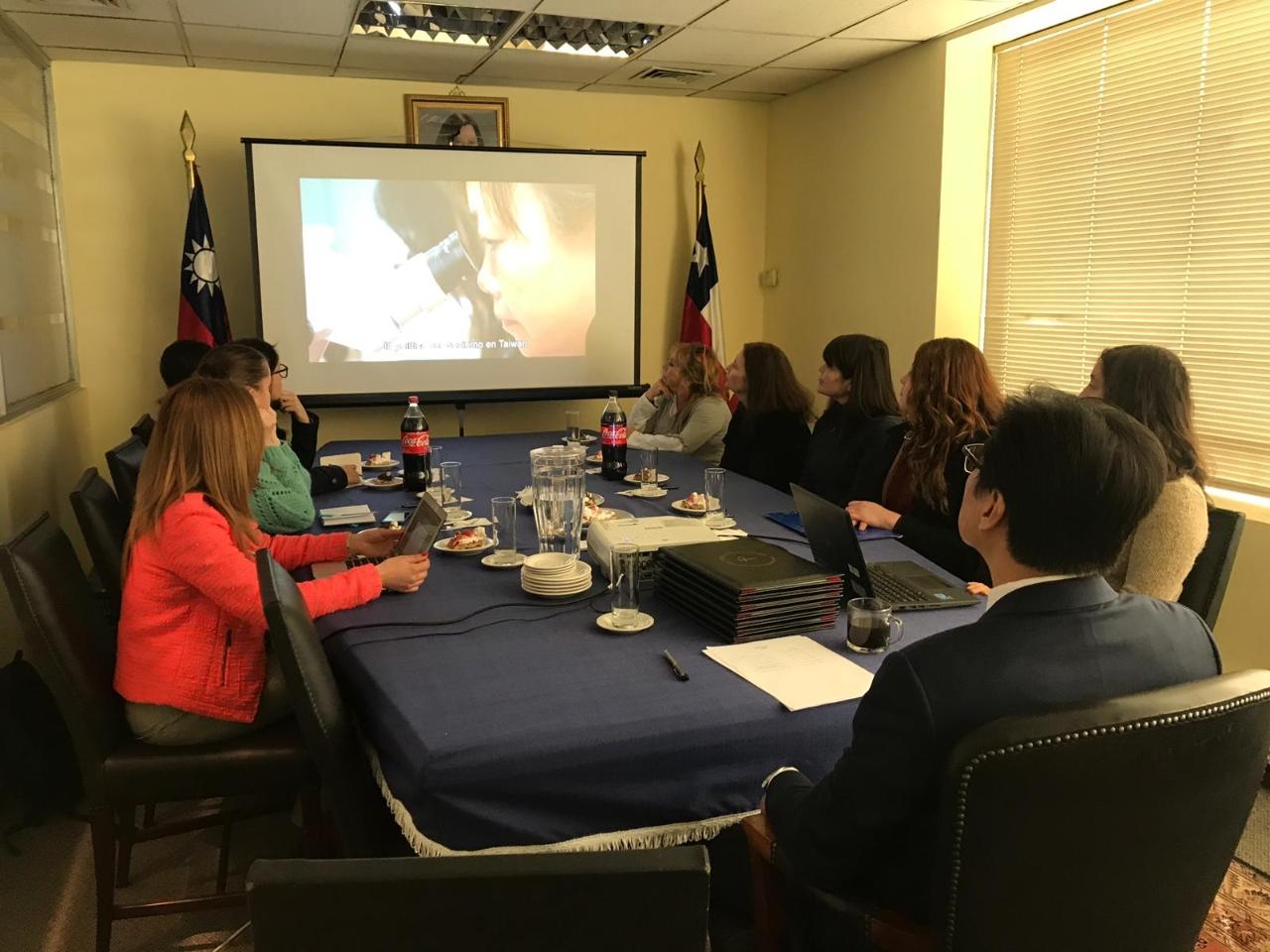 溫代表與108年臺灣獎學金及華語文獎學金受獎學生座談，介紹臺灣政、經、社會發展現況，並透過影片介紹臺灣環保及綠能運用之經驗，以利增進學生們對臺灣之認識。