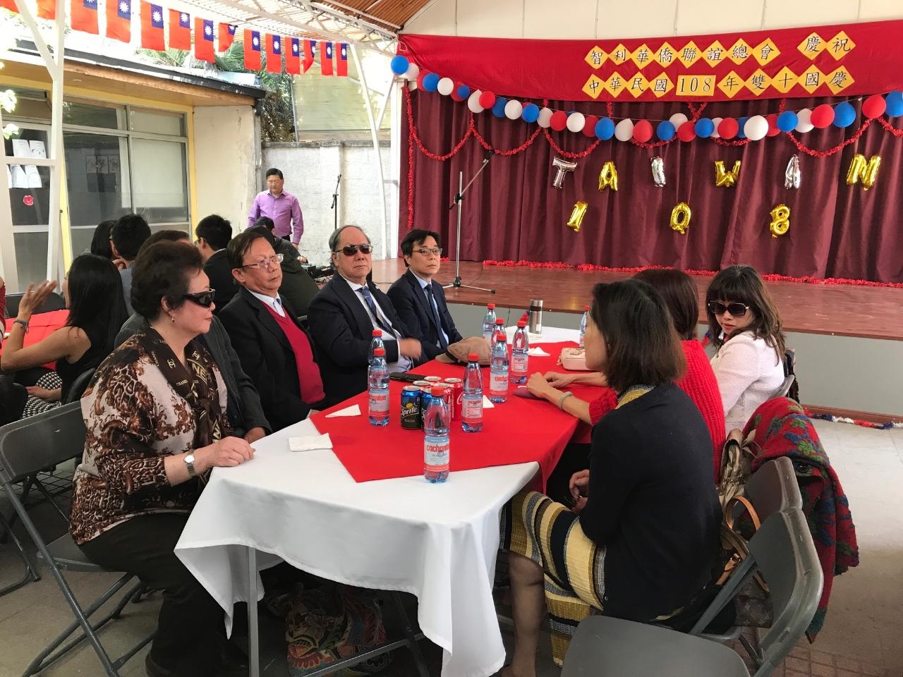 智利華僑聯誼總會於本（10）月6日中午於聖地牙哥中文學校舉行108年國慶慶祝活動，溫代表曜禎夫婦偕同仁及眷屬應邀出席。