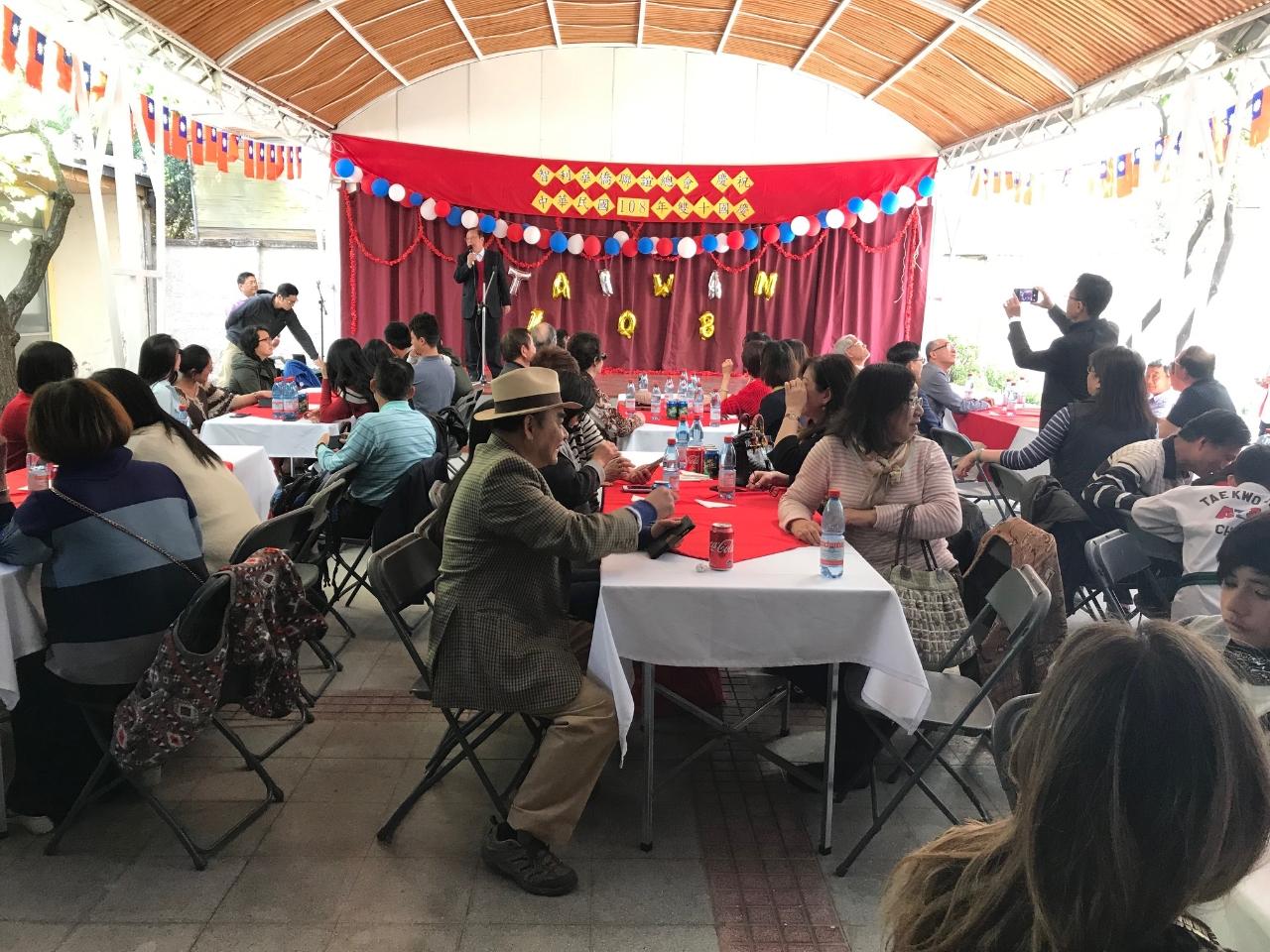 僑聯總會高副總會長主仁致詞感謝溫代表代表政府贊助活動費智利幣1百萬元及僑胞熱心參與僑務活動，讚揚僑長李福順以最經濟方式完成會館修繕工作，讓大家聚會不再忍受酷熱煎熬，全場報以熱烈掌聲示謝。