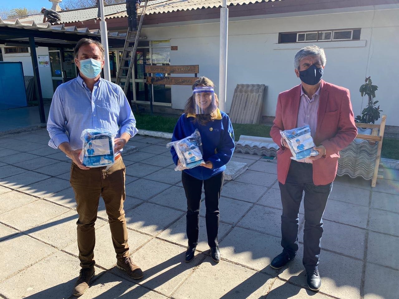 Muchas gracias al diputado Matías Walker Prieto por su colaboración para hacer llegar las mascarillas donadas por el gobierno de Taiwán a los que trabajan en el hospital. Vamos a seguir trabajando juntos contra la pandemia de COVID-19