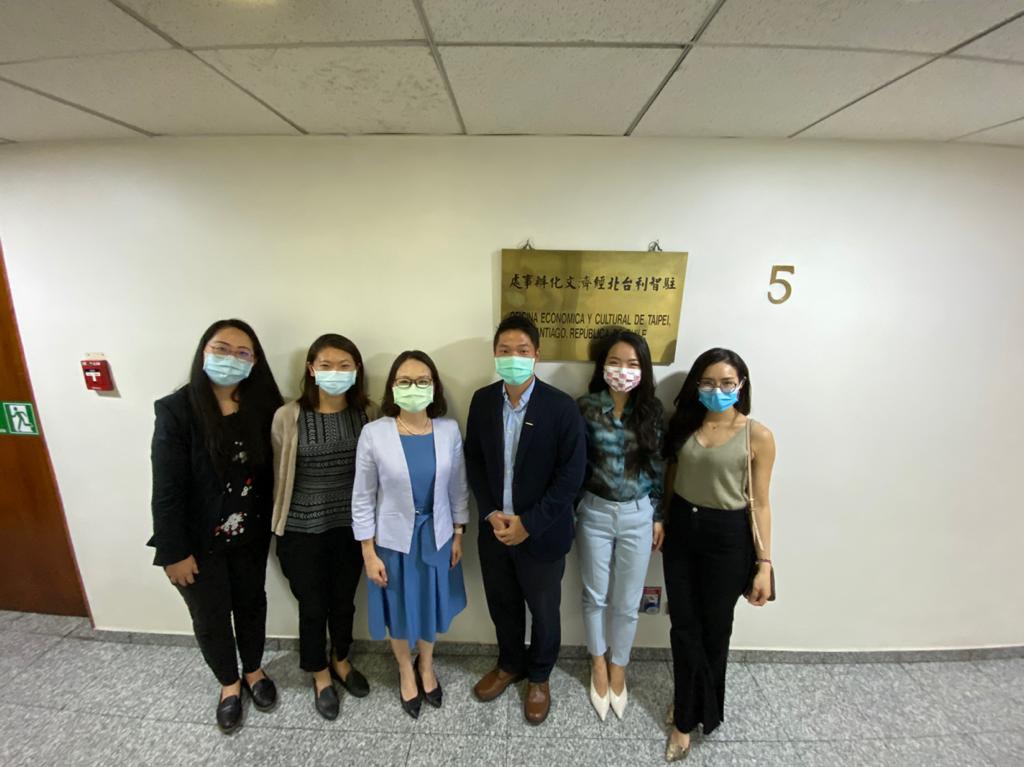 「華碩電腦」在智利年輕優秀的工作團隊拜訪本處劉公使，分享在智利產品推廣的成功經驗!