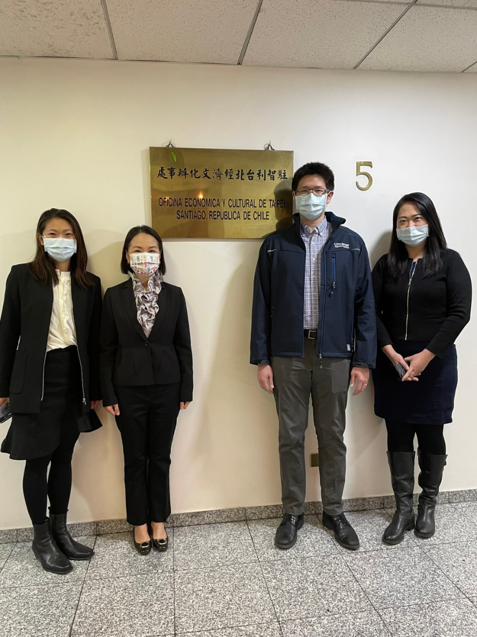 萬海航運智利代表胡學綸拜會本處劉聿綺代表，分享萬海在南美洲及智利的經營布局、營運表現，以及外派來智打拼的甘苦。萬海成立逾50年，除深耕亞洲航線，並逐步擴大在拉美之版圖，在智利亦獲得亮眼成績。