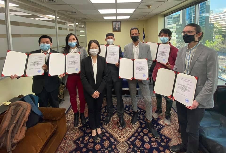 
劉代表主持本年教育部台灣獎學金與華語文獎學金受獎生證書的頒贈儀式，恭喜智利受獎生赴台學習!


