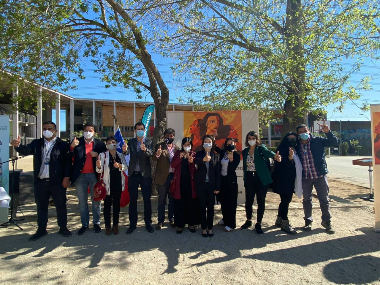 劉代表致詞並與與會觀禮的國會議員及Cerro Navia市政府官員合影

