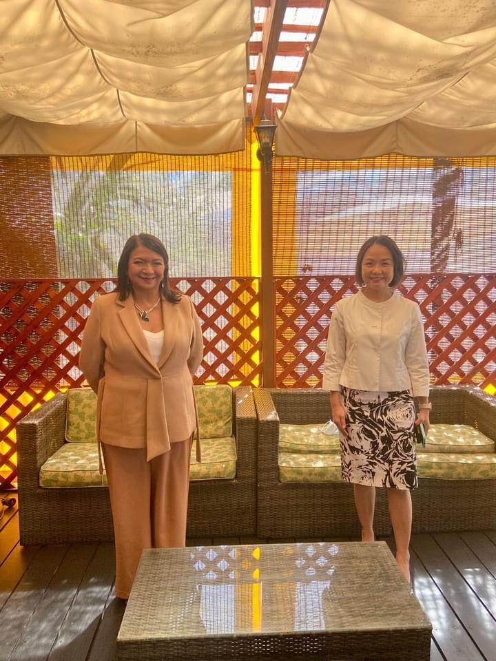 劉代表與pintana 市長Claudia Pizzaro合影