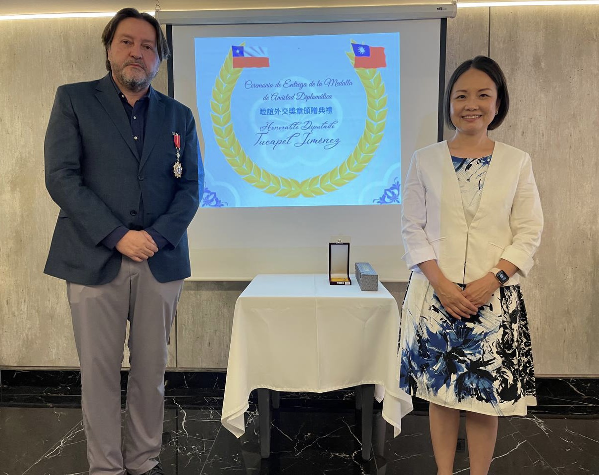 劉代表在本(111)年3月1日代表我國政府頒授智利國會議員Tucapel Jimenez睦誼外交獎章