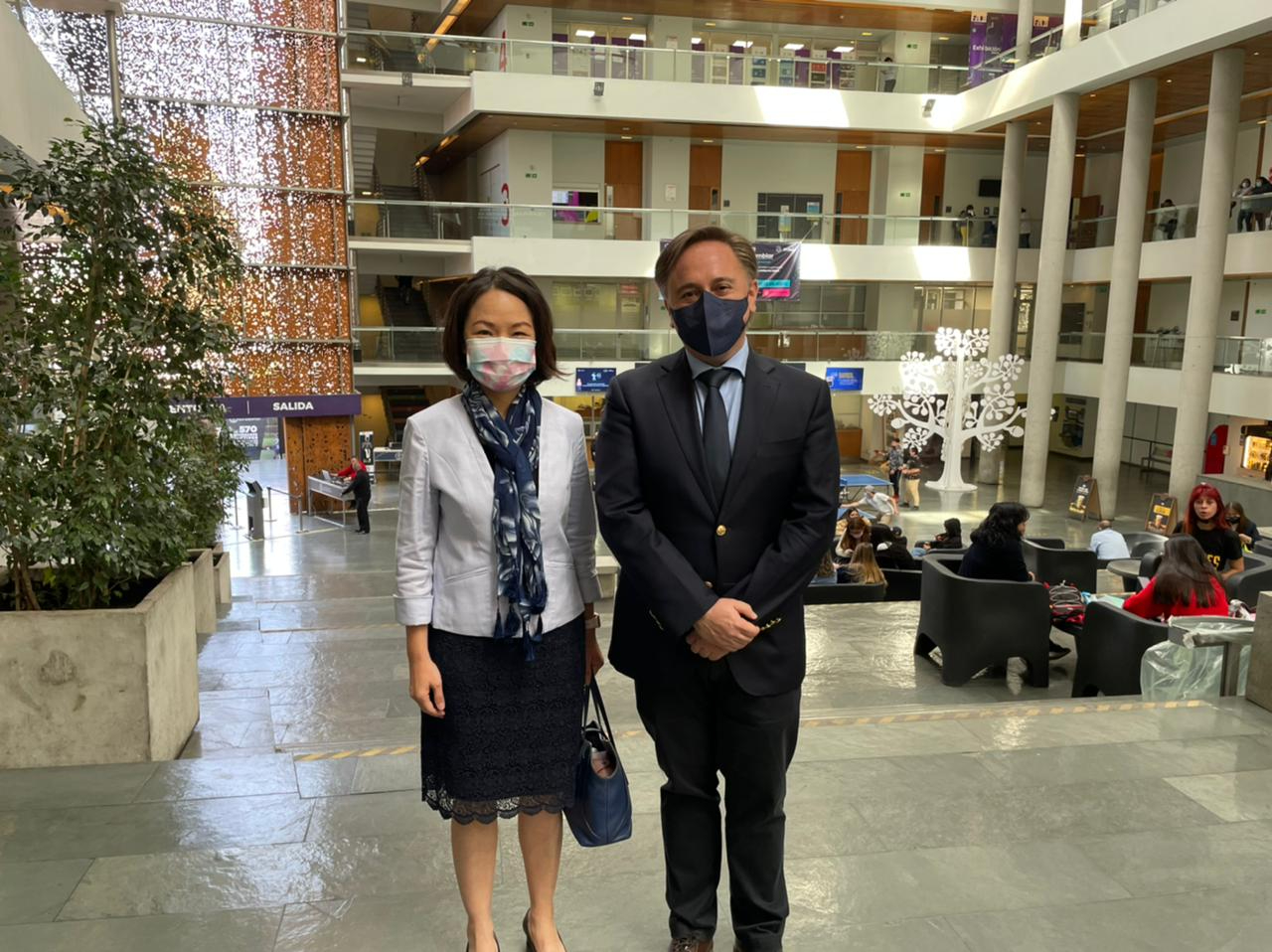 劉代表與大學代理校長Roberto Valdés合影