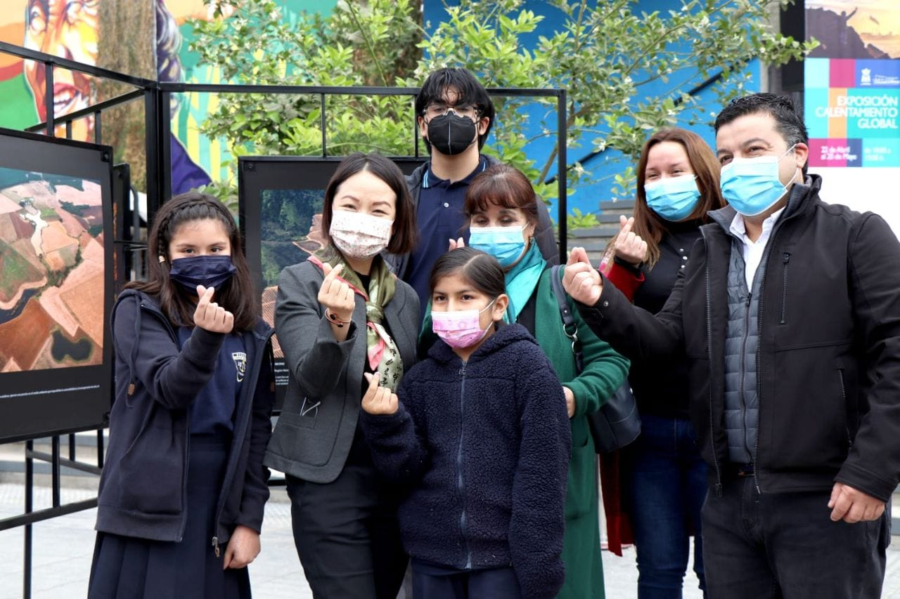 與學生民眾合影