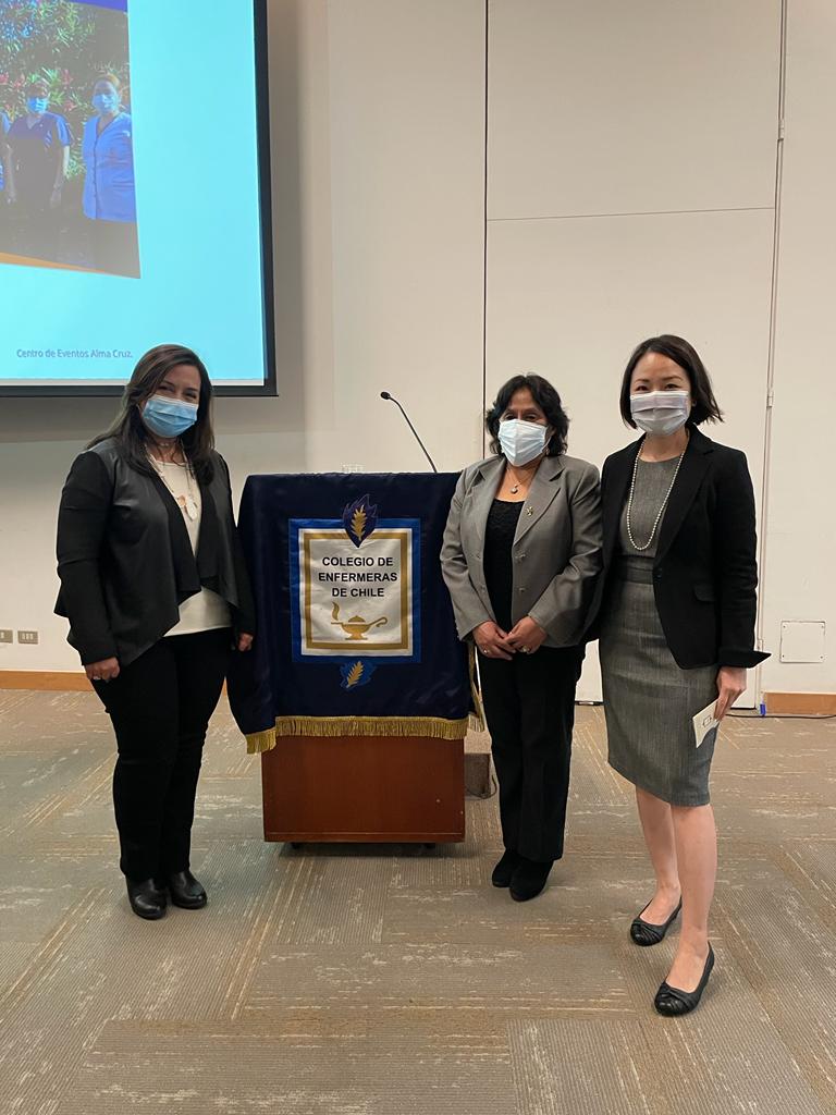 劉代表與智利護理學會理事長María Canales(中)等合照