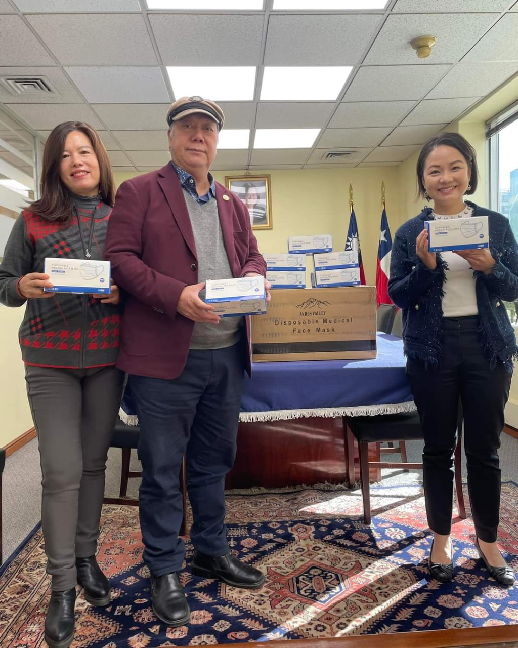 旅智僑務委員陳吉明夫婦捐贈醫療口罩3萬片