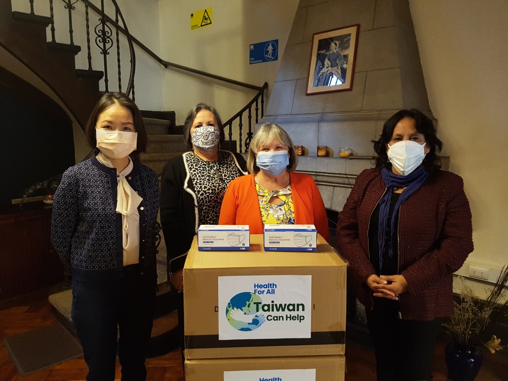 劉代表以智利僑界名義捐贈護理學會防疫口罩