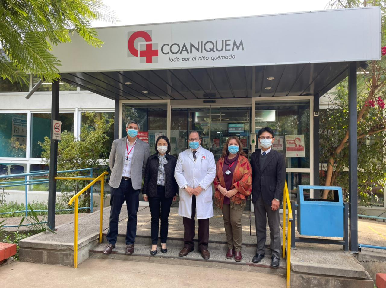 劉代表與COANIQUEM創辦人兼理事長Jorge Rojas Zegers醫師(中)等合影