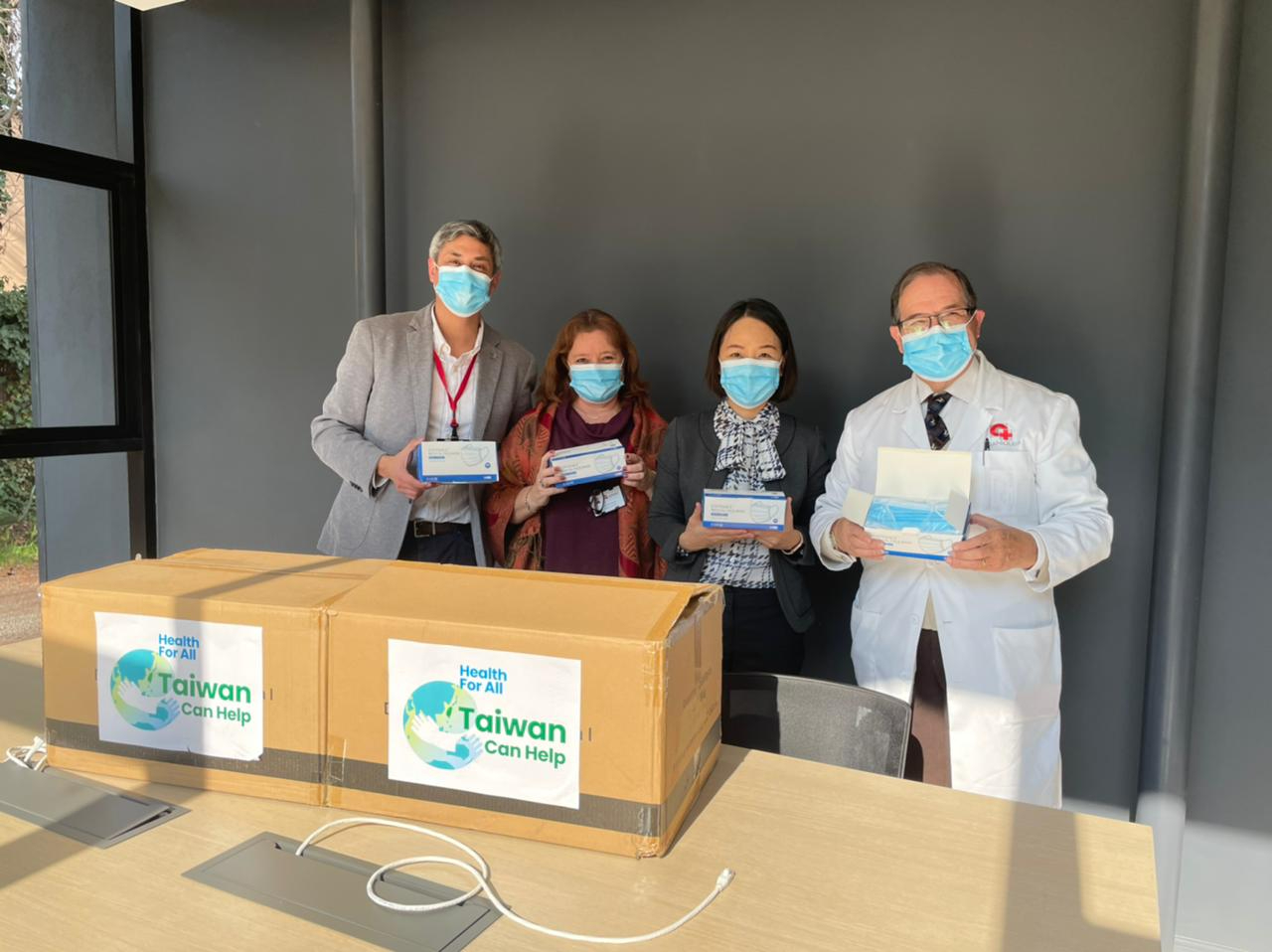 劉代表捐贈COANIQUEM僑界愛心口罩