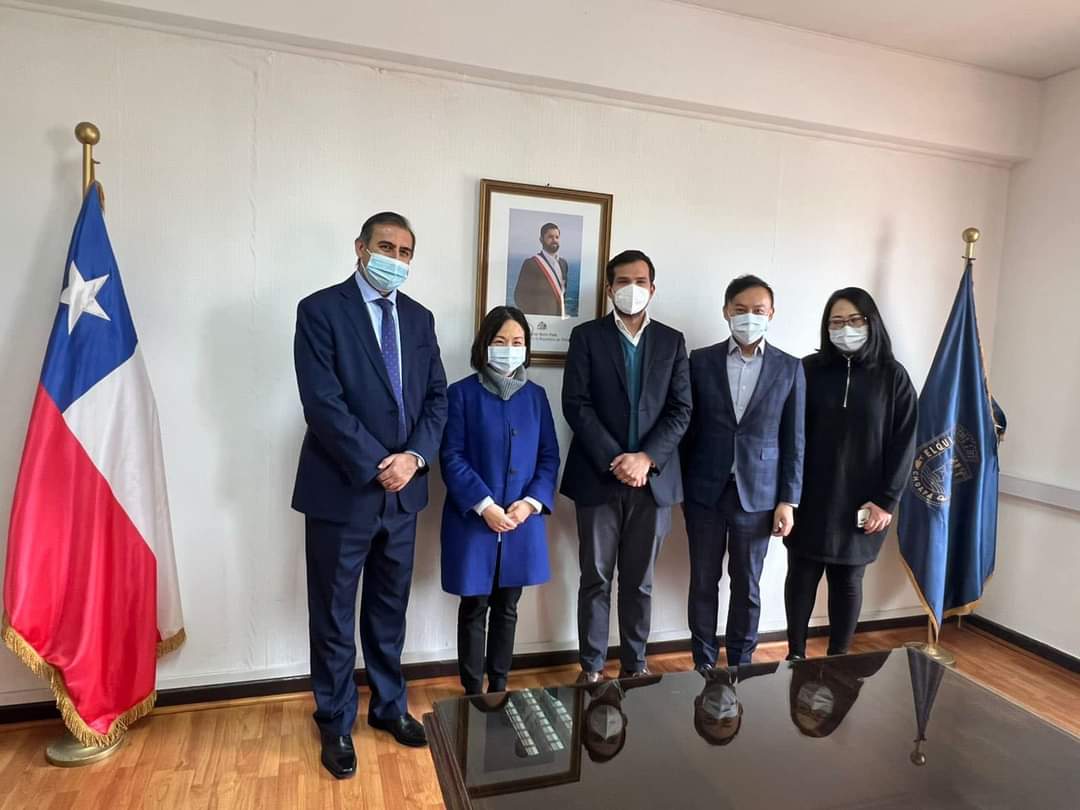 與參議員等合影